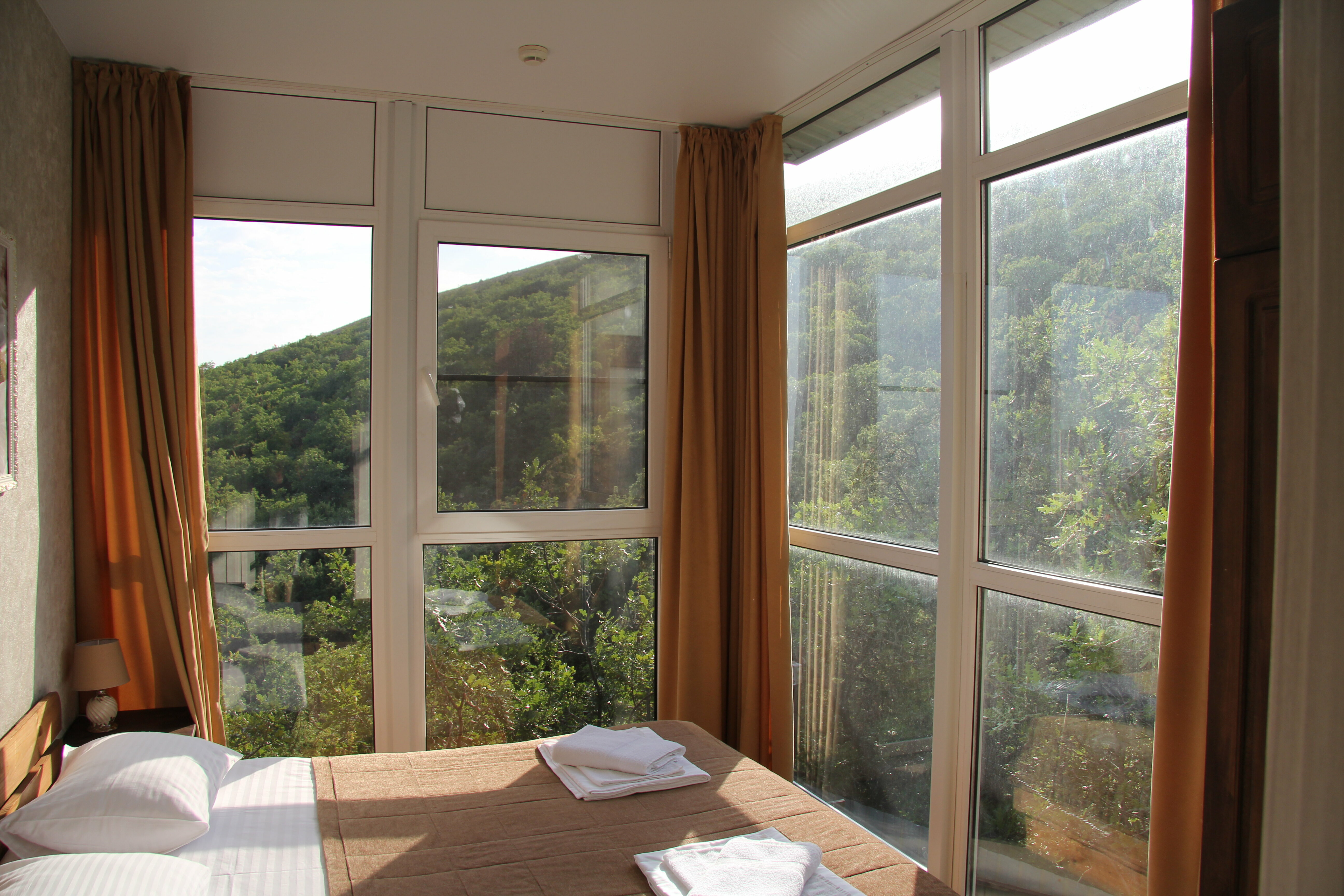 Трехместный номер с видом на горы