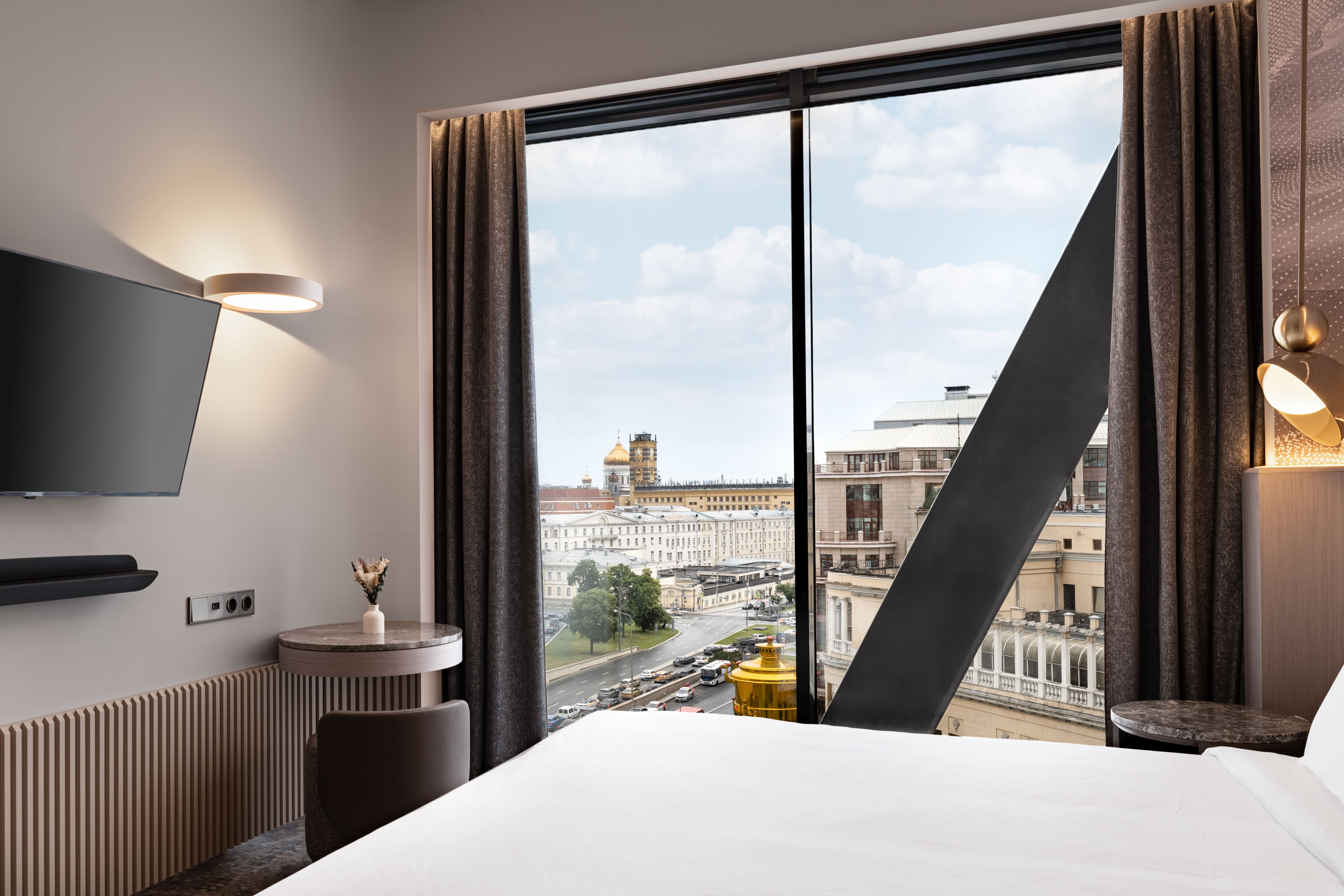 Улучшенный номер с видом во двор (на высоком этаже) с одной большой кроватью