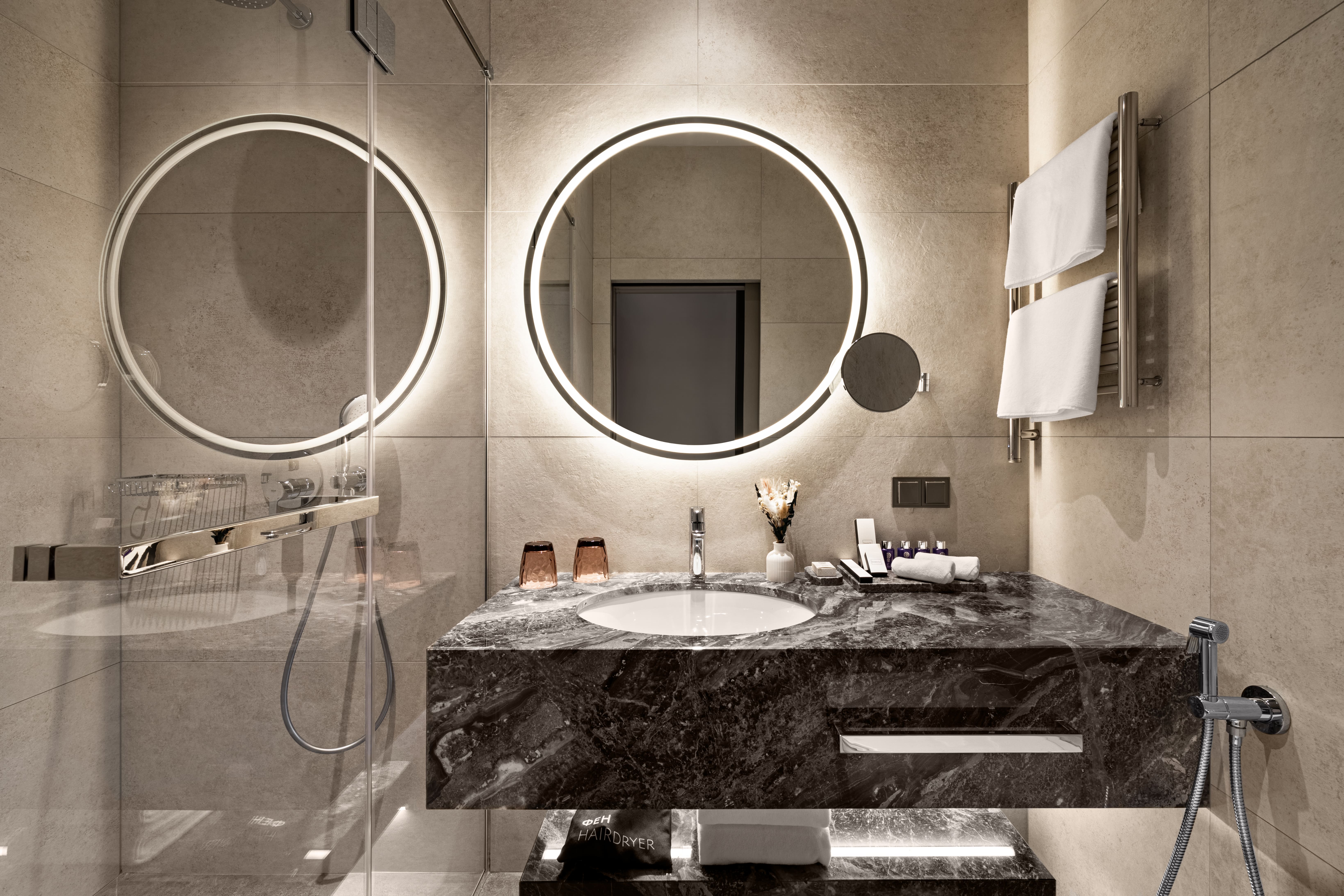 Улучшенный номер с видом во двор (на высоком этаже) с одной большой кроватью