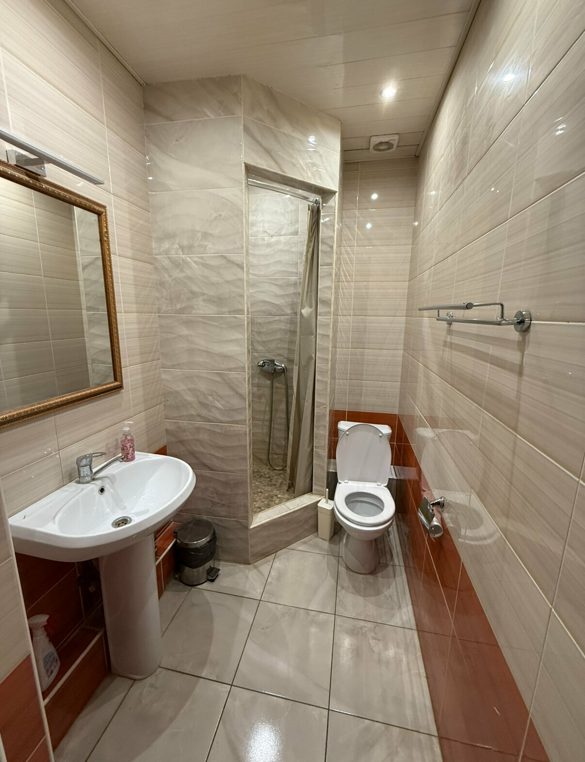 Трехместный номер с общей ванной комнатой