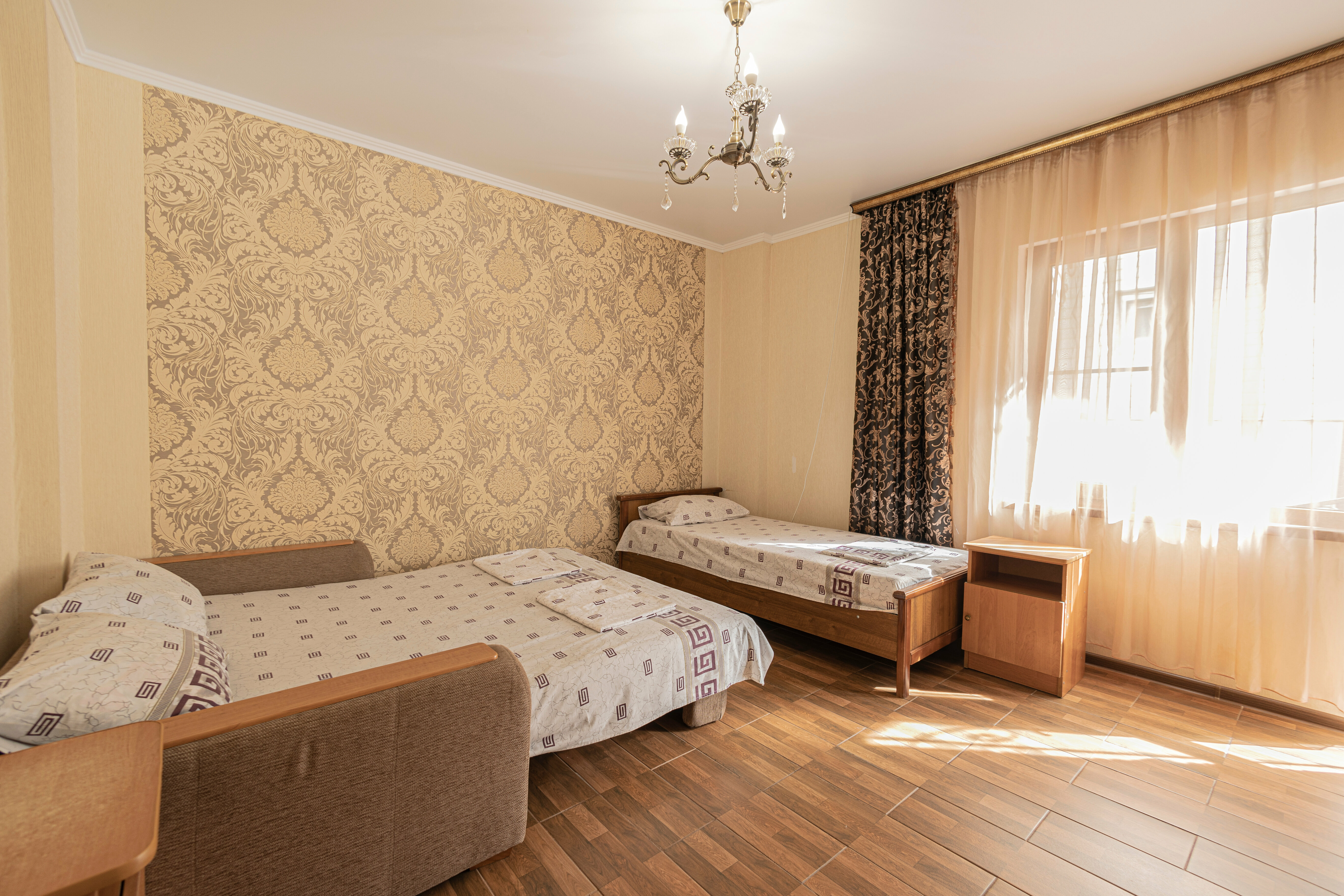 Трехместный номер с собственной ванной комнатой