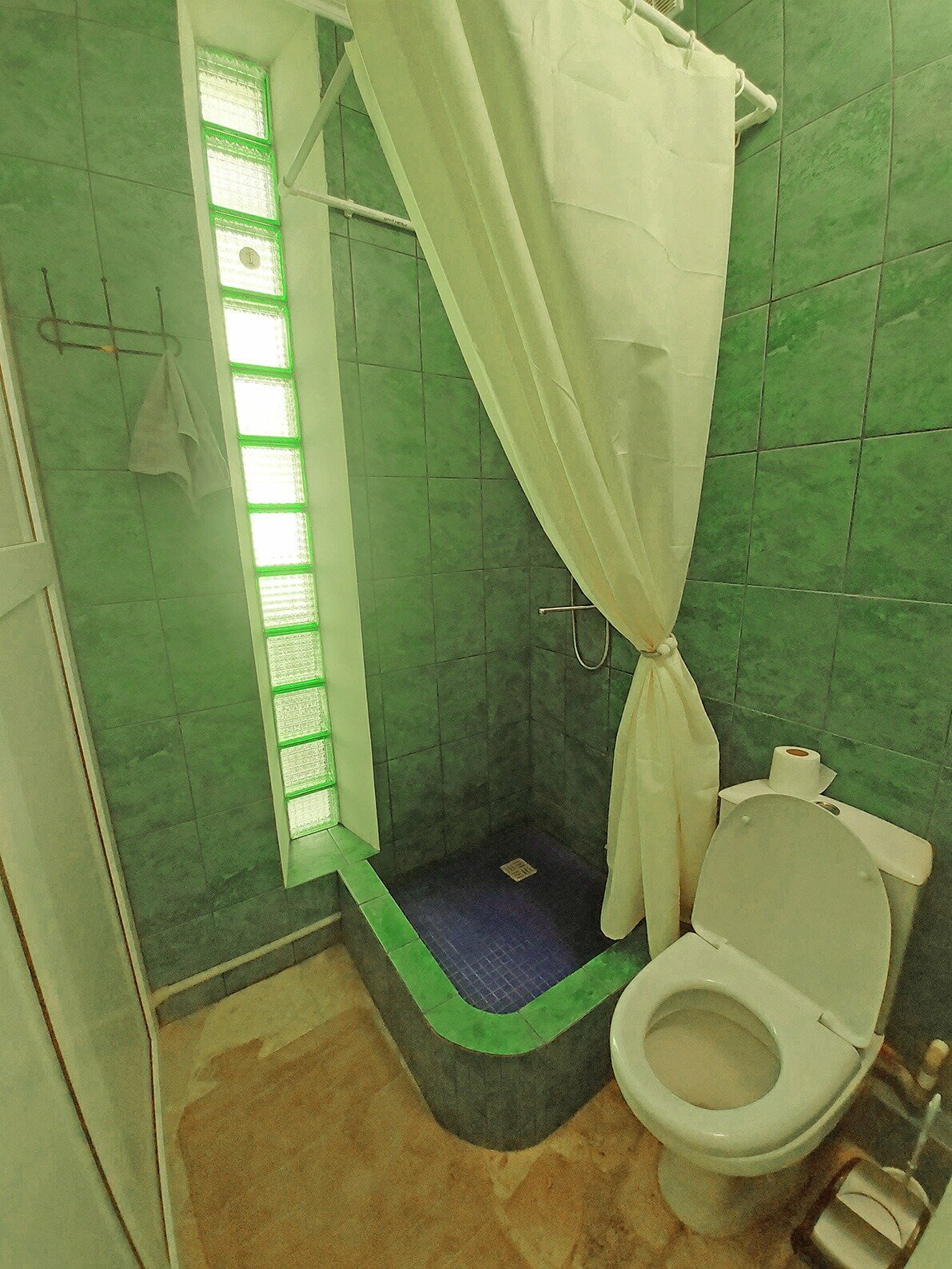 Четырехместный номер с ванной комнатой