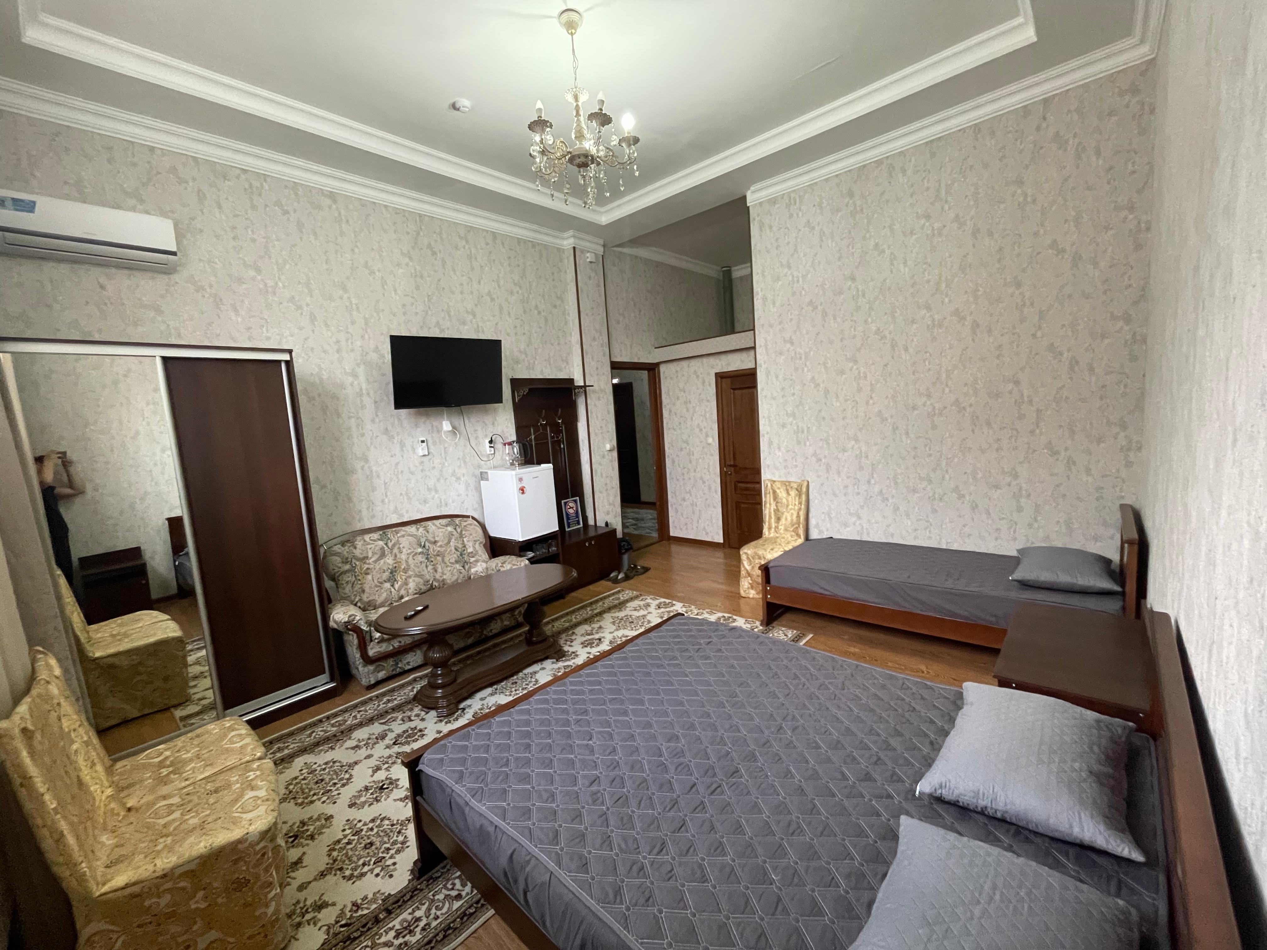 Трехместный номер с 1 двухспальной кроватью, и одной односпальной