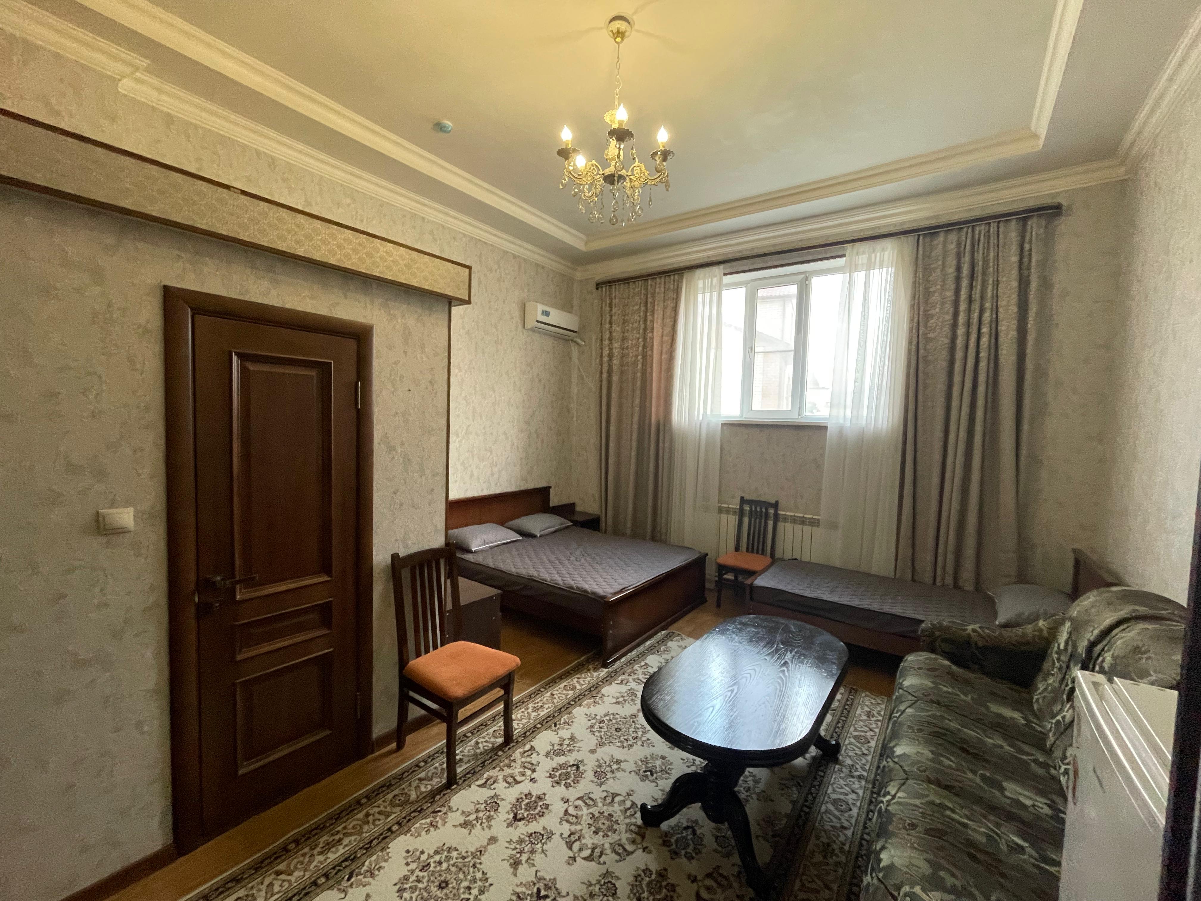 Трехместный номер с 1 двухспальной кроватью, и одной односпальной