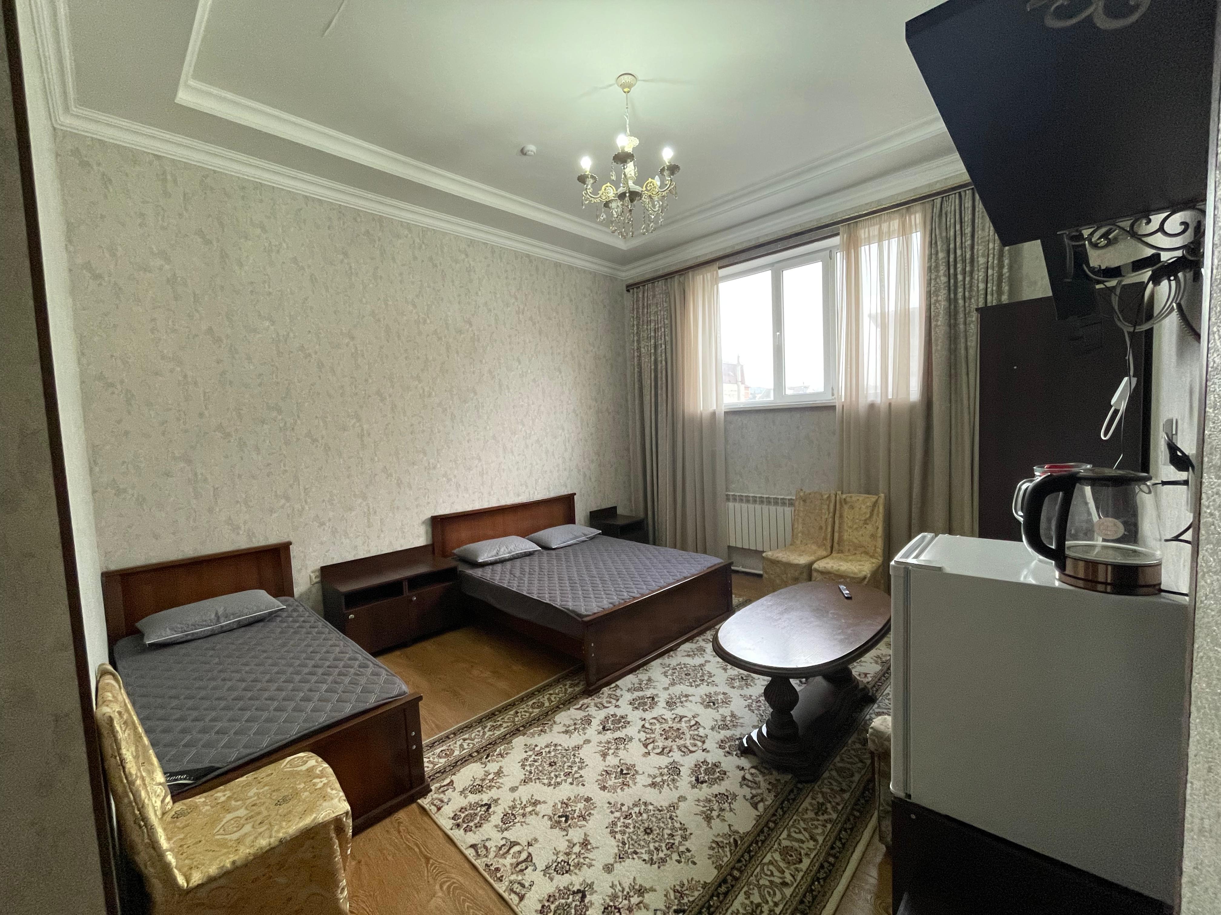 Трехместный номер с 1 двухспальной кроватью, и одной односпальной