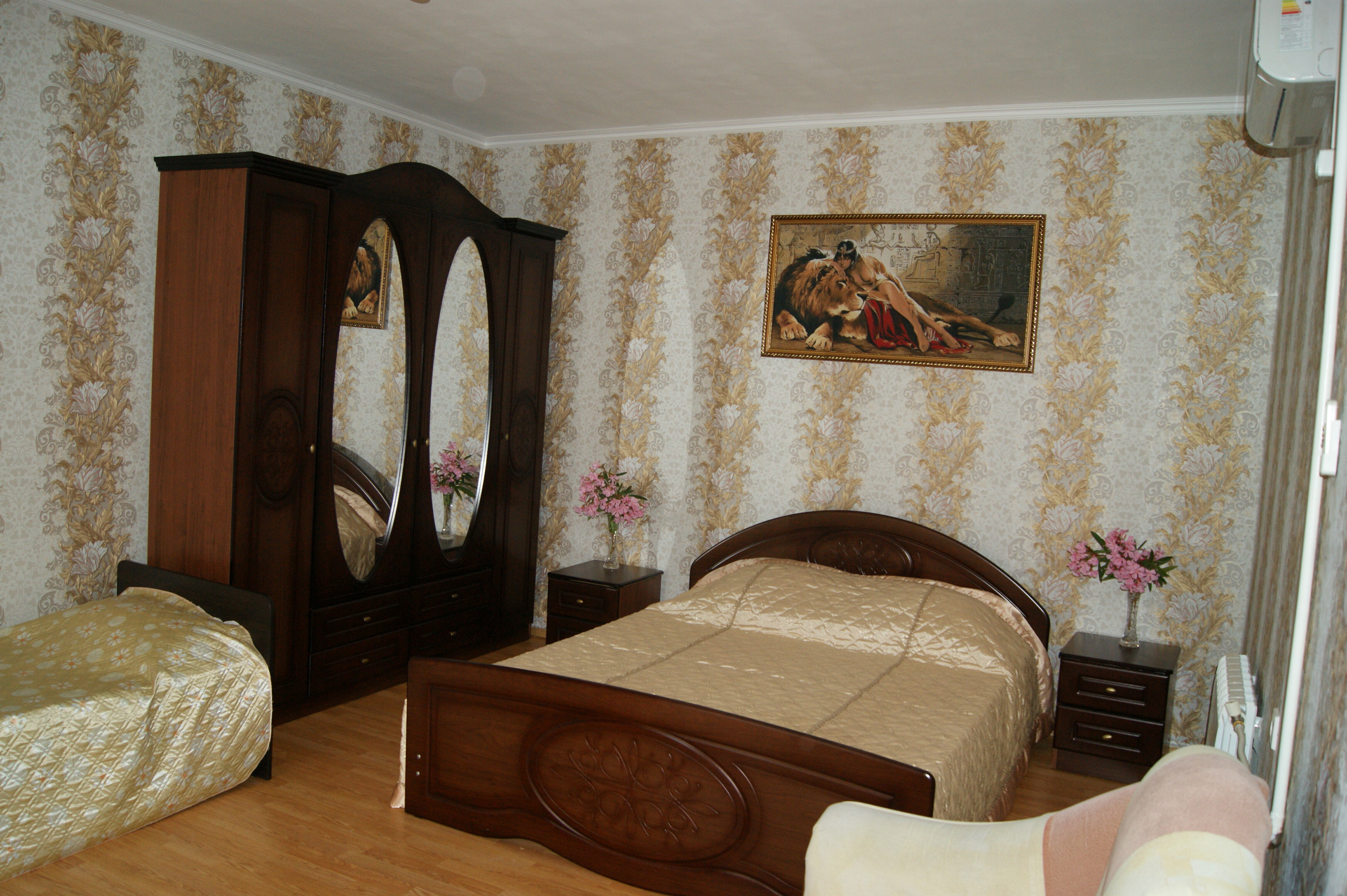 Пятиместный номер с видом на сад