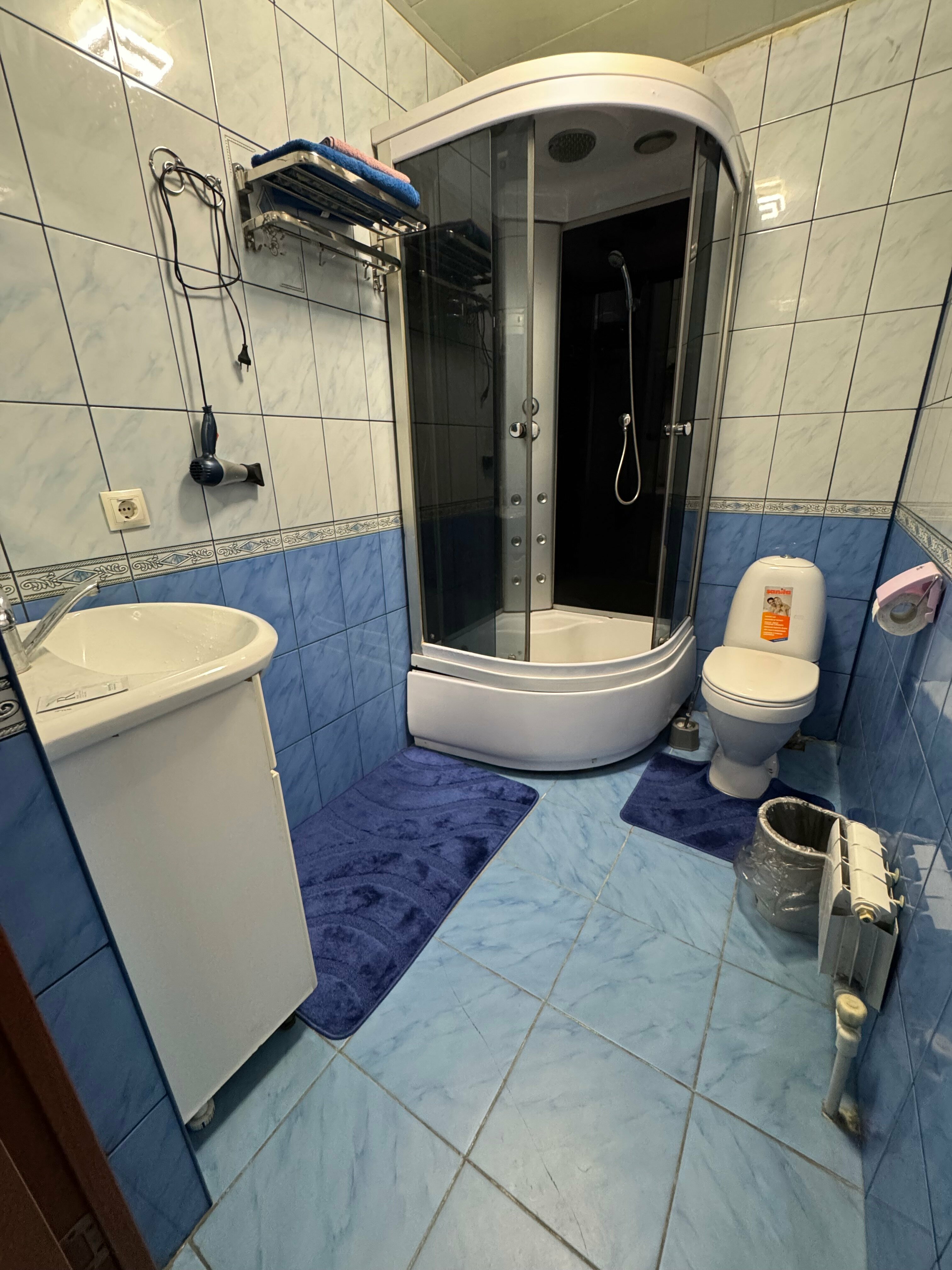 Двухместный номер с двуспальной кроватью и дополнительной кроватью