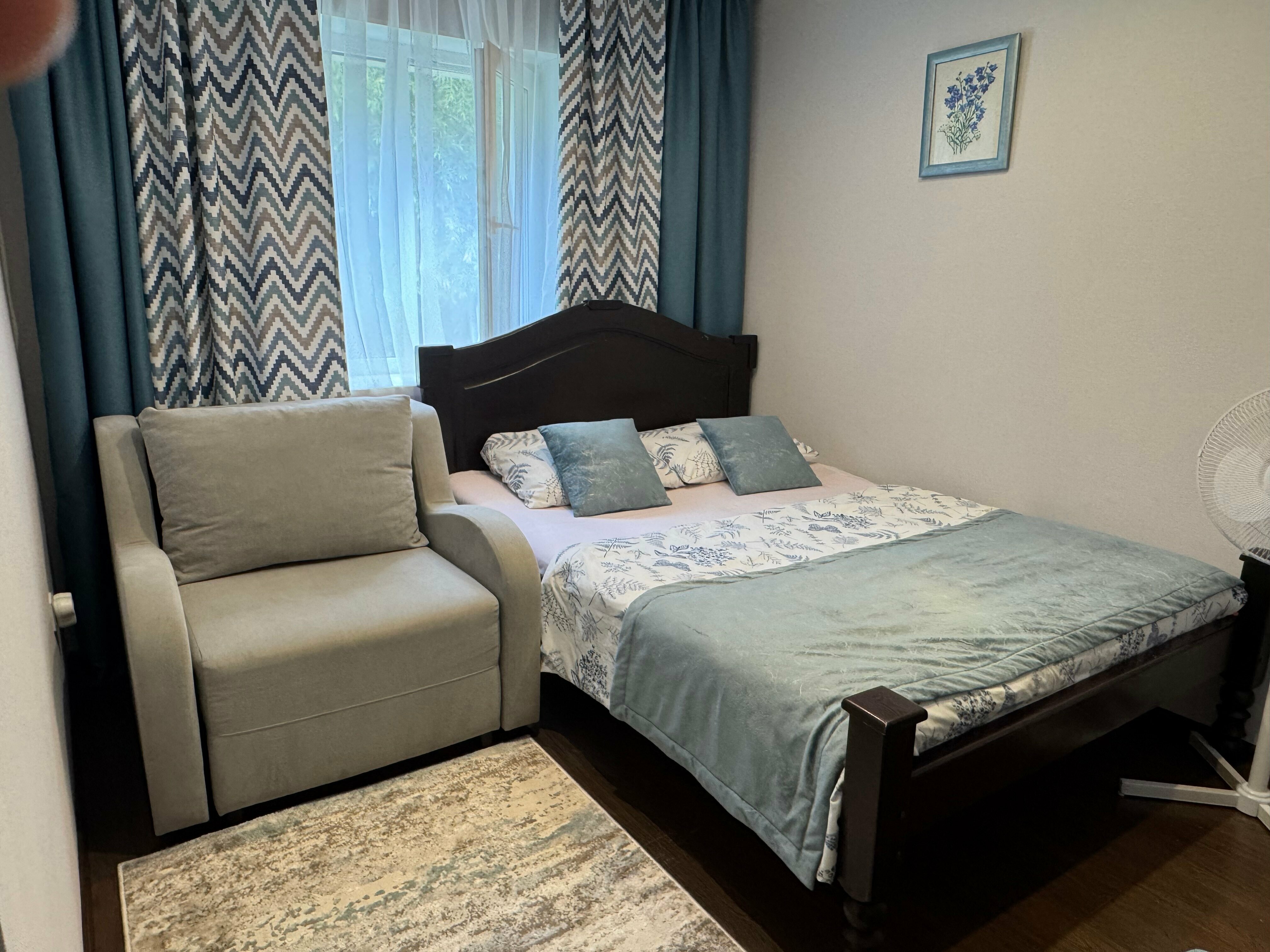 Двухместный номер с двуспальной кроватью и дополнительной кроватью