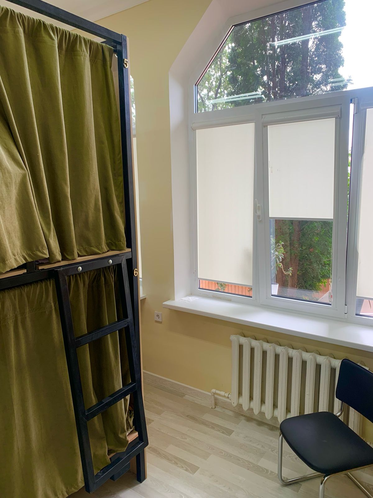 Спальное место на двухъярусной кровати в общем номере для женщин