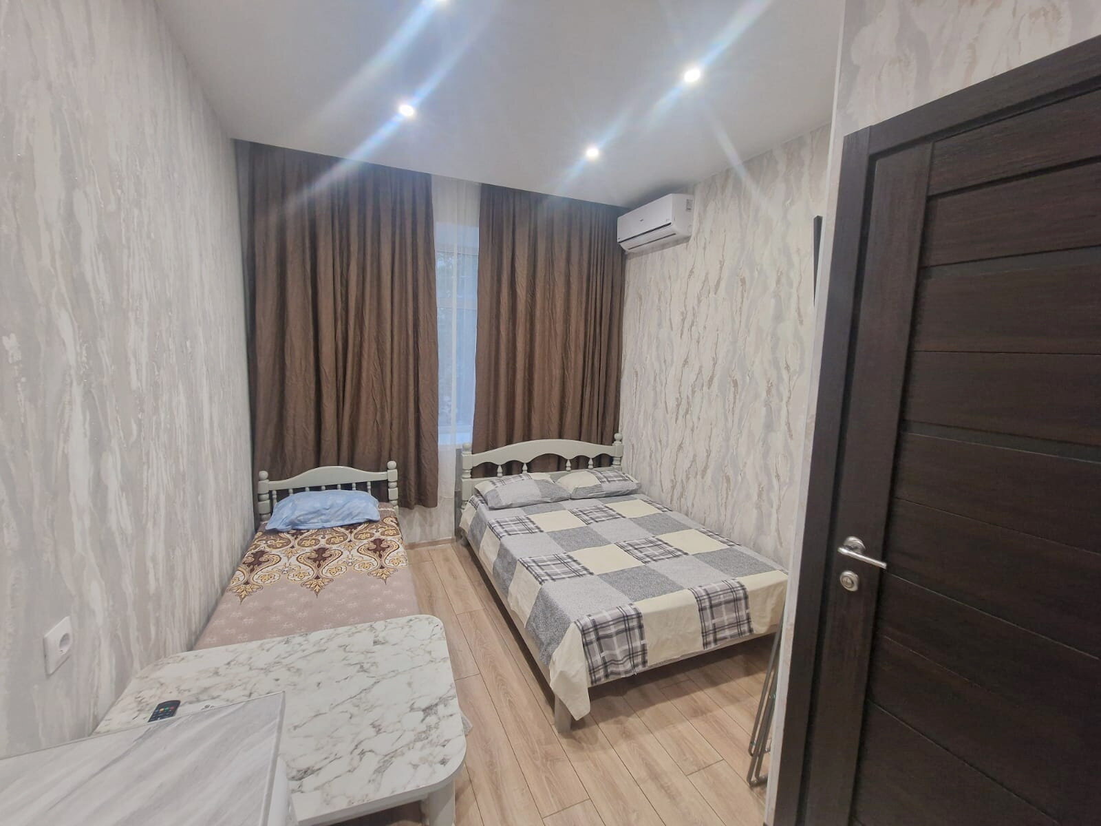 Трехместный номер с собственной ванной комнатой