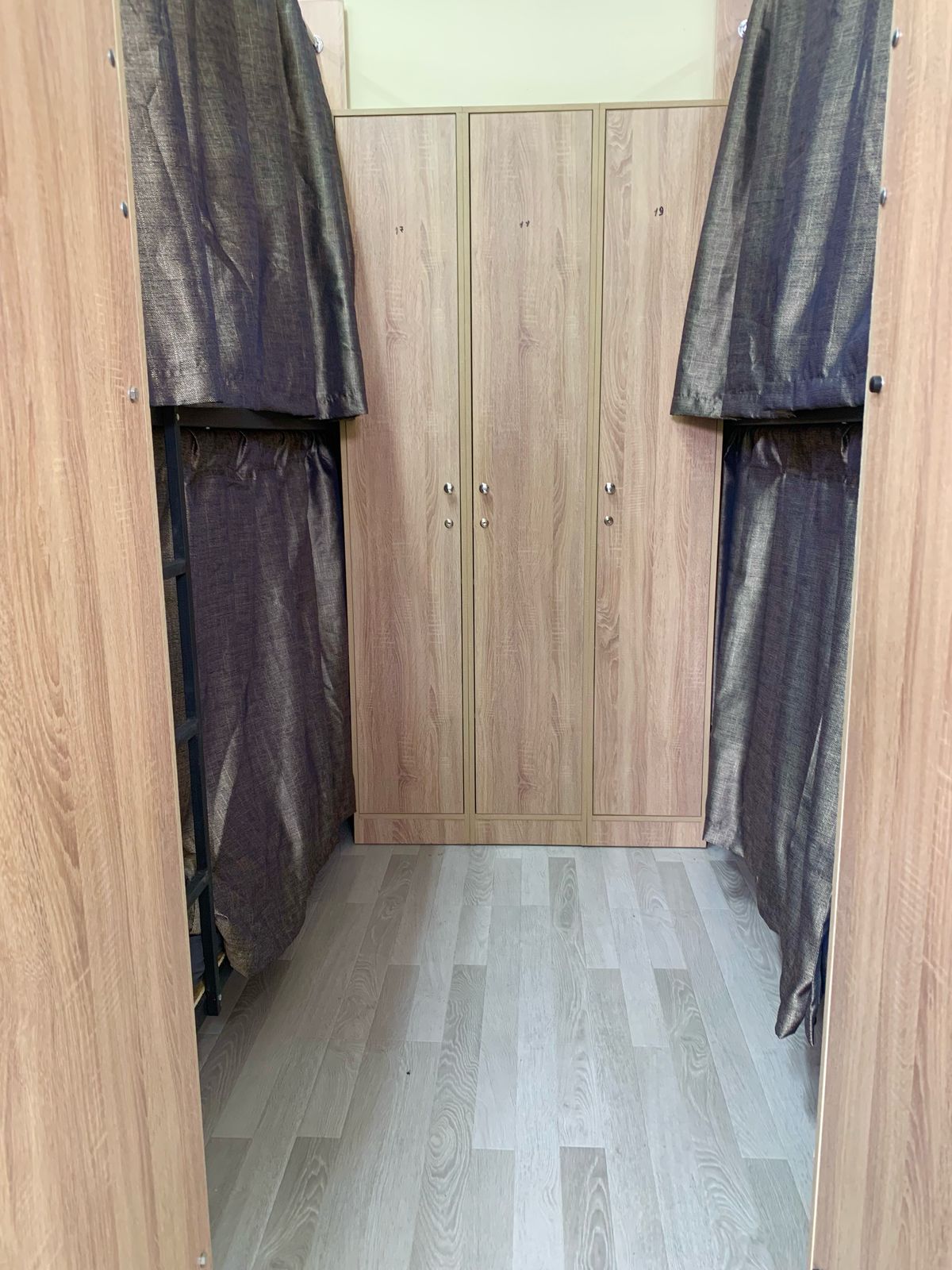 Спальное место на двухъярусной кровати в общем номере для мужчин