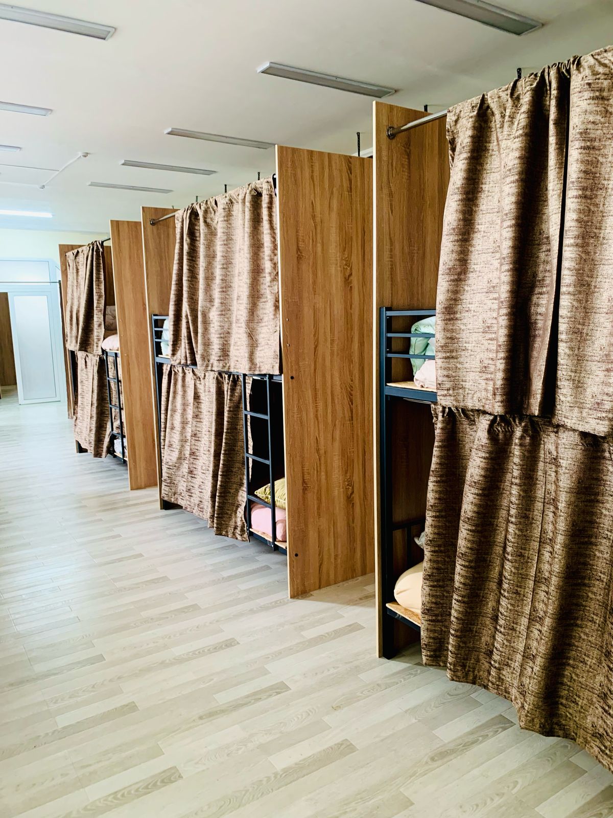 Спальное место на двухъярусной кровати в общем номере для мужчин