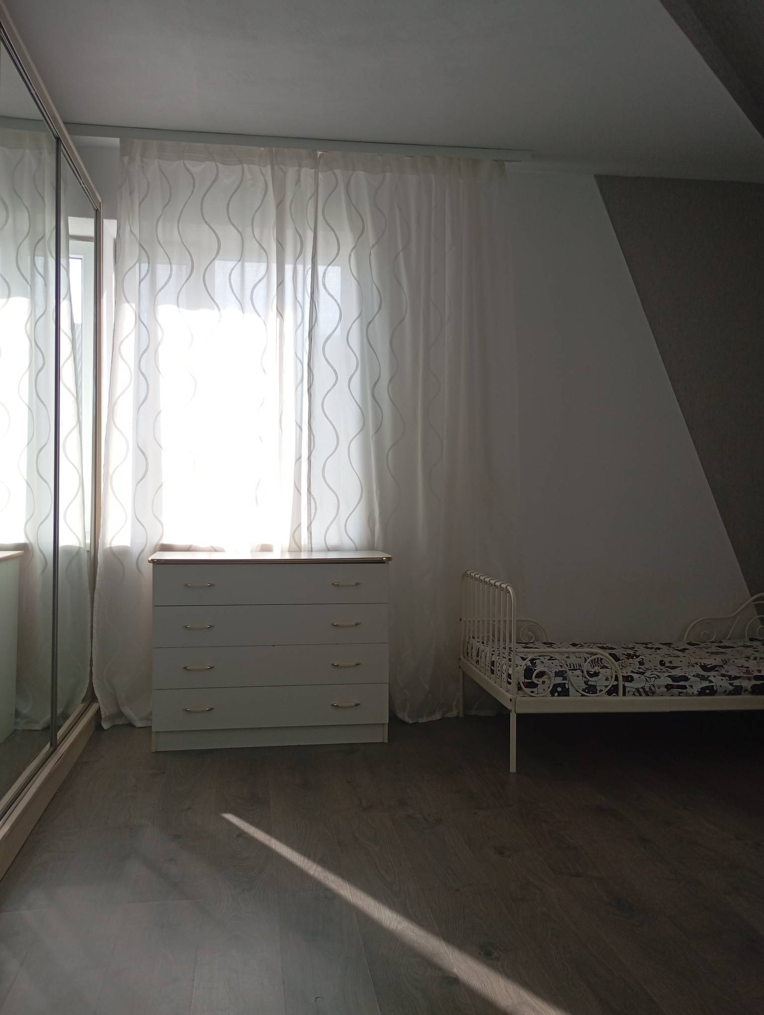 Двухместный номер с двуспальной кроватью и дополнительной кроватью