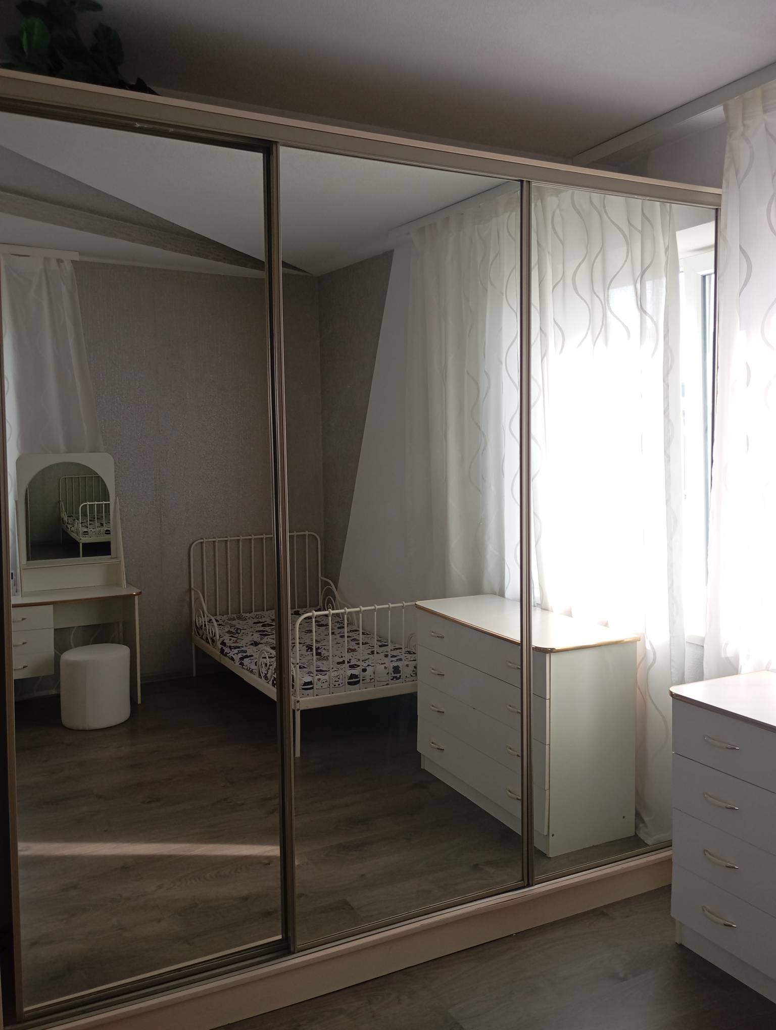 Двухместный номер с двуспальной кроватью и дополнительной кроватью