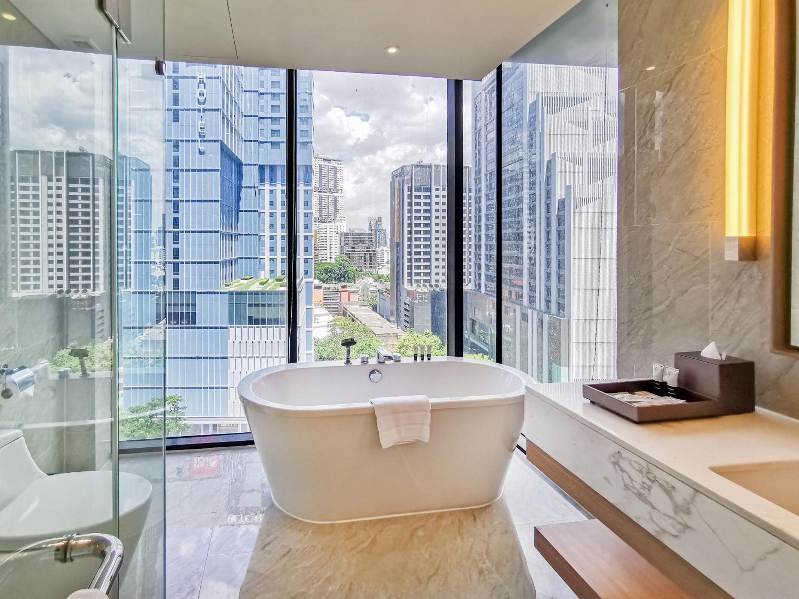 Grand Executive with Bathtub