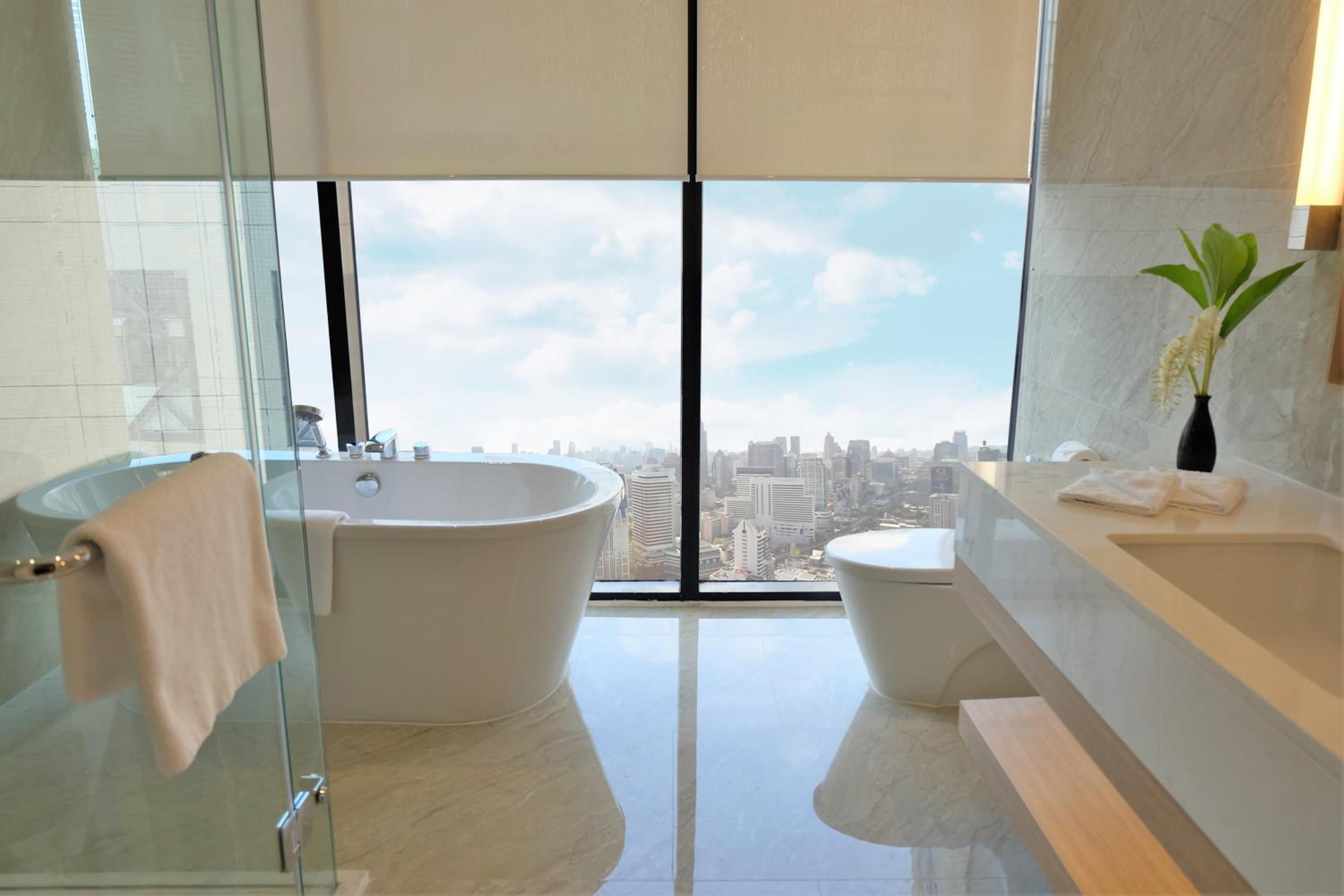 Grand Executive with Bathtub