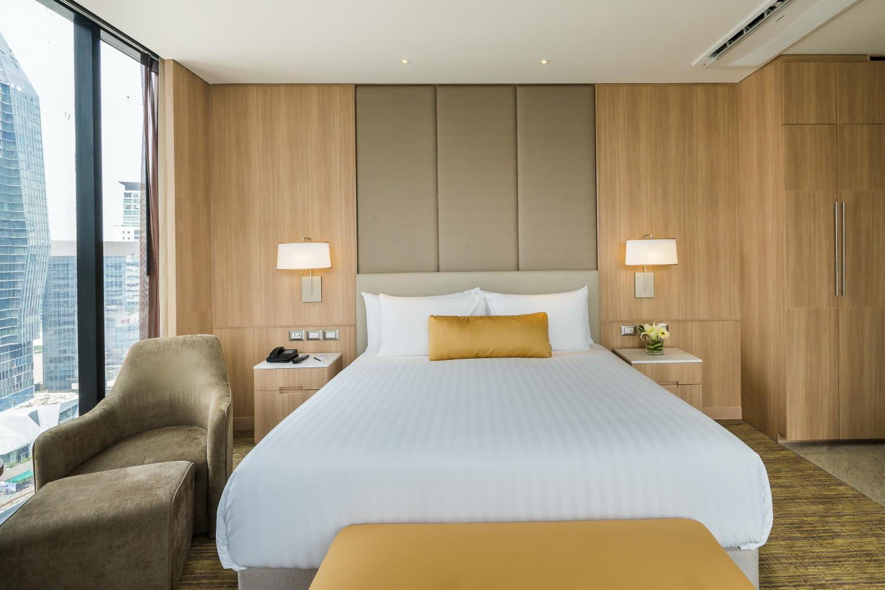 Grand Executive with Bathtub