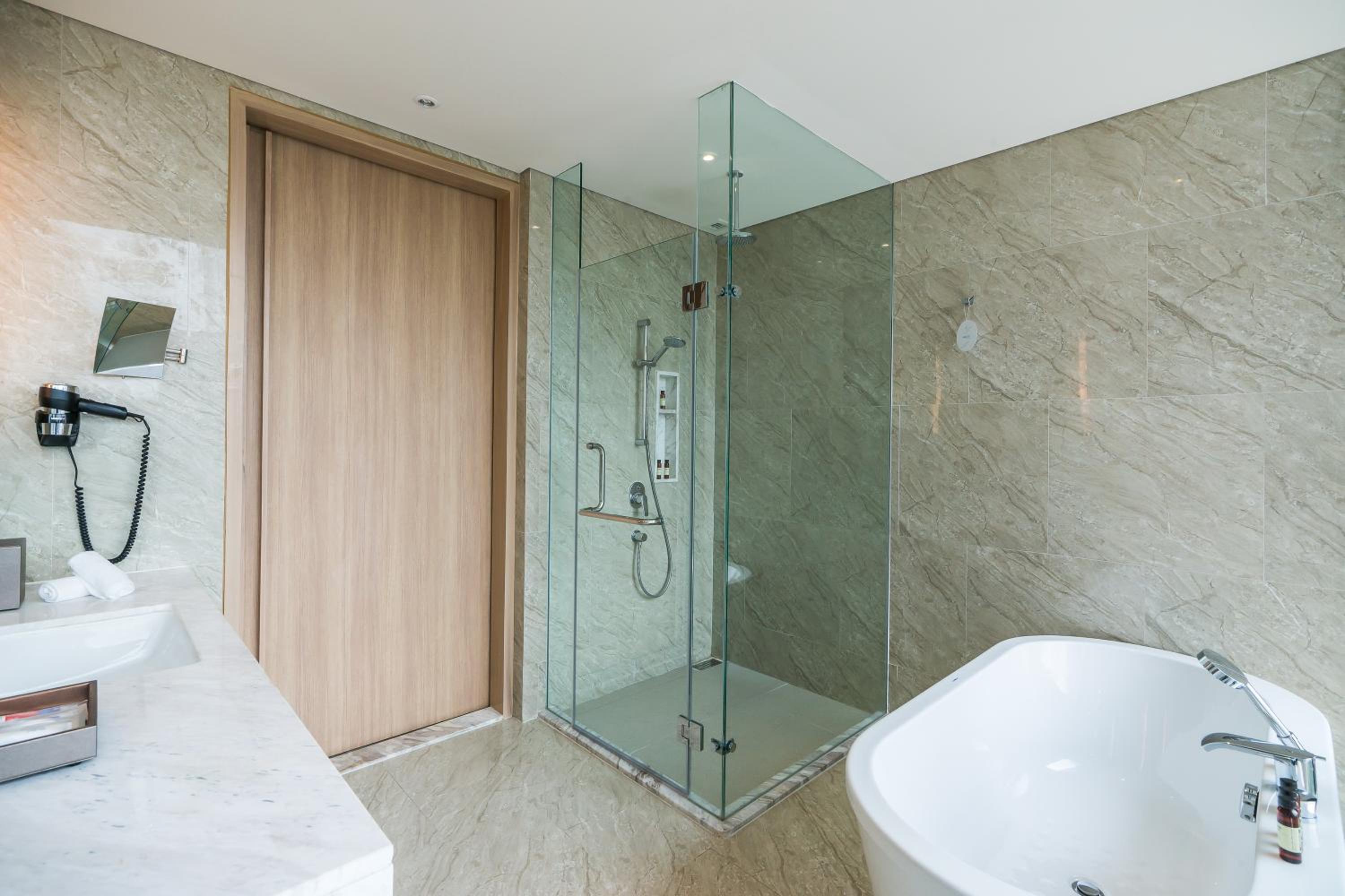 Grand Executive with Bathtub