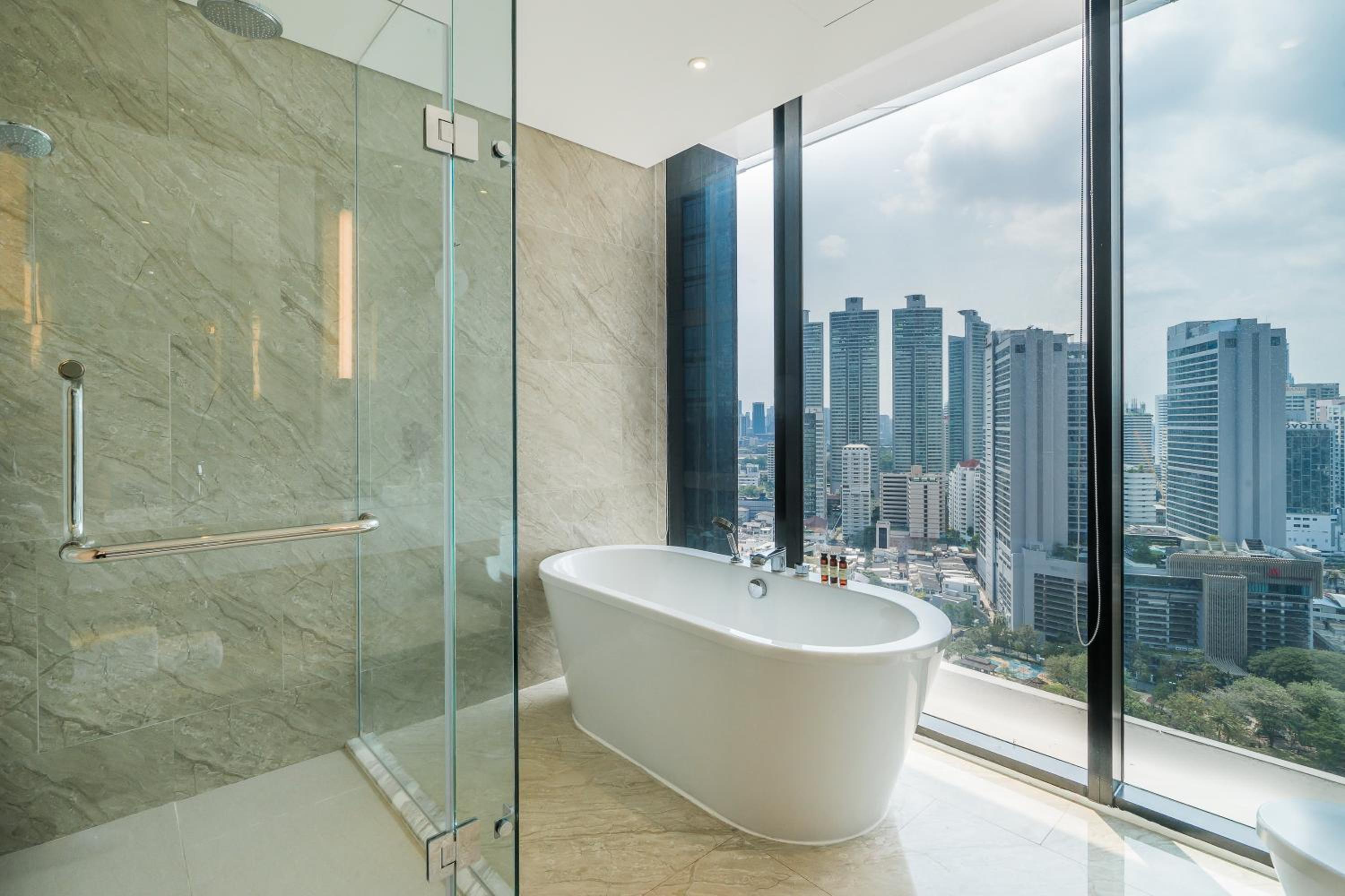Grand Executive with Bathtub