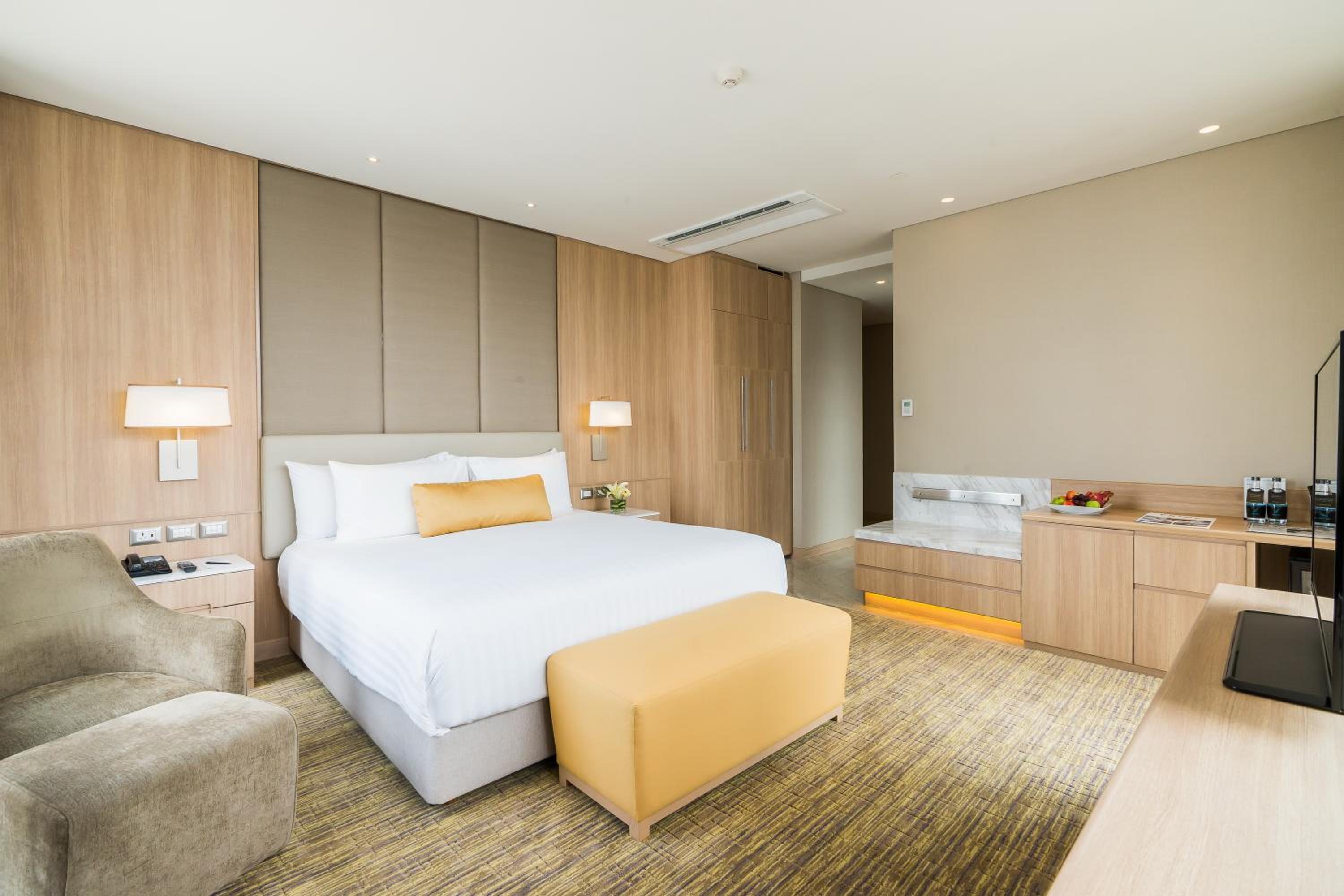 Grand Executive with Bathtub