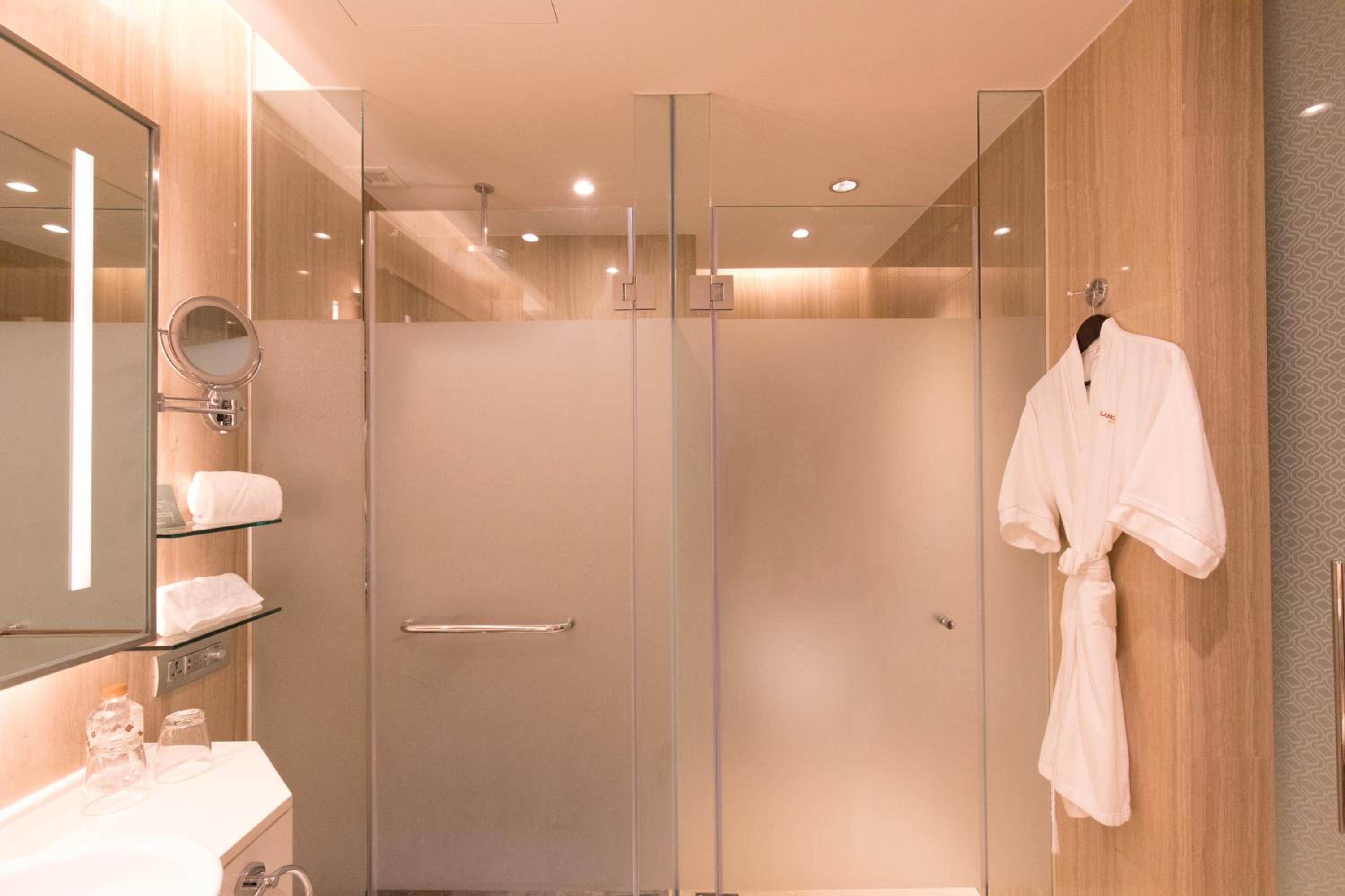 Deluxe Club King Room with Club Lounge Access