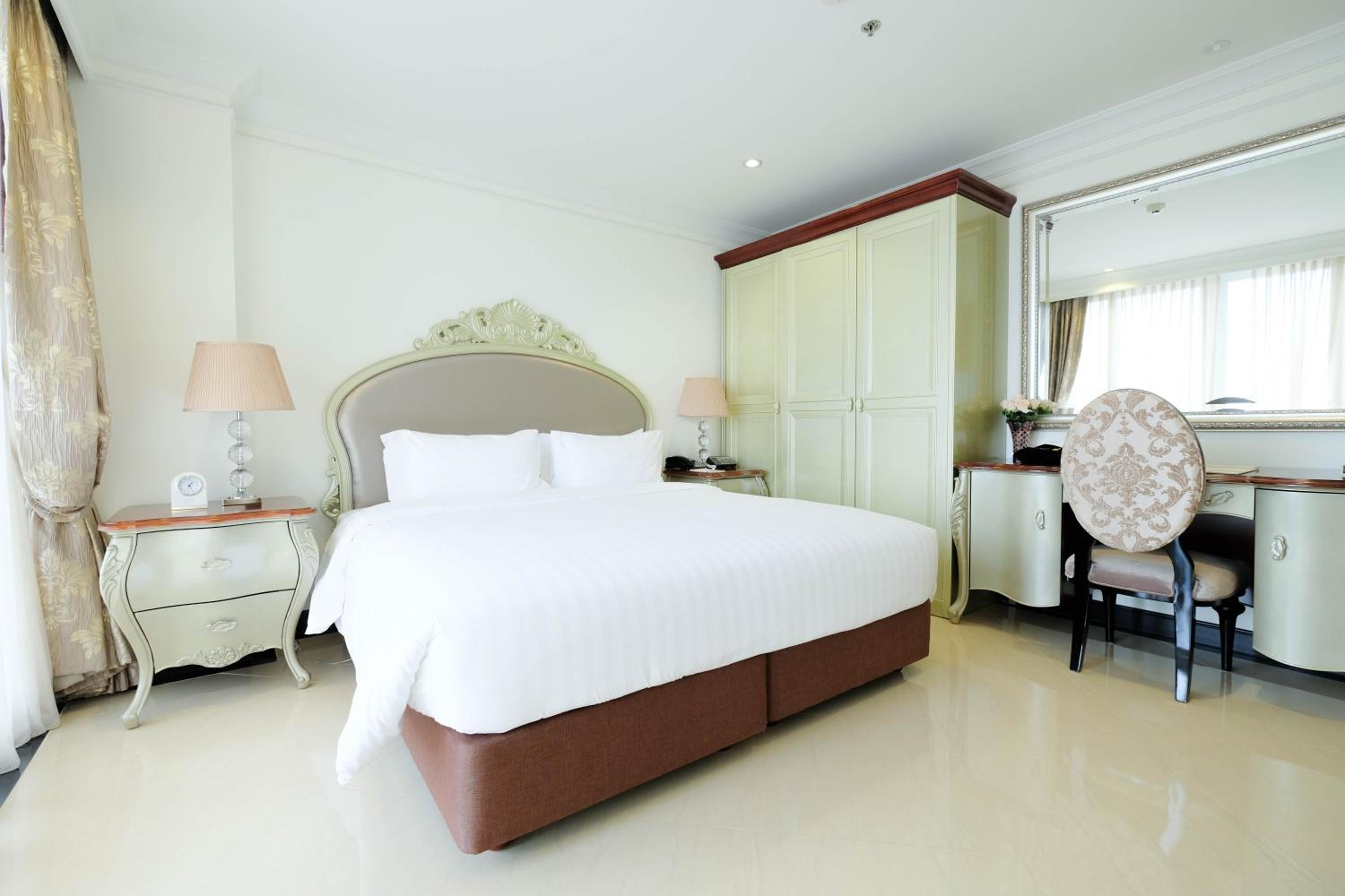 One-Bedroom Suite with City View