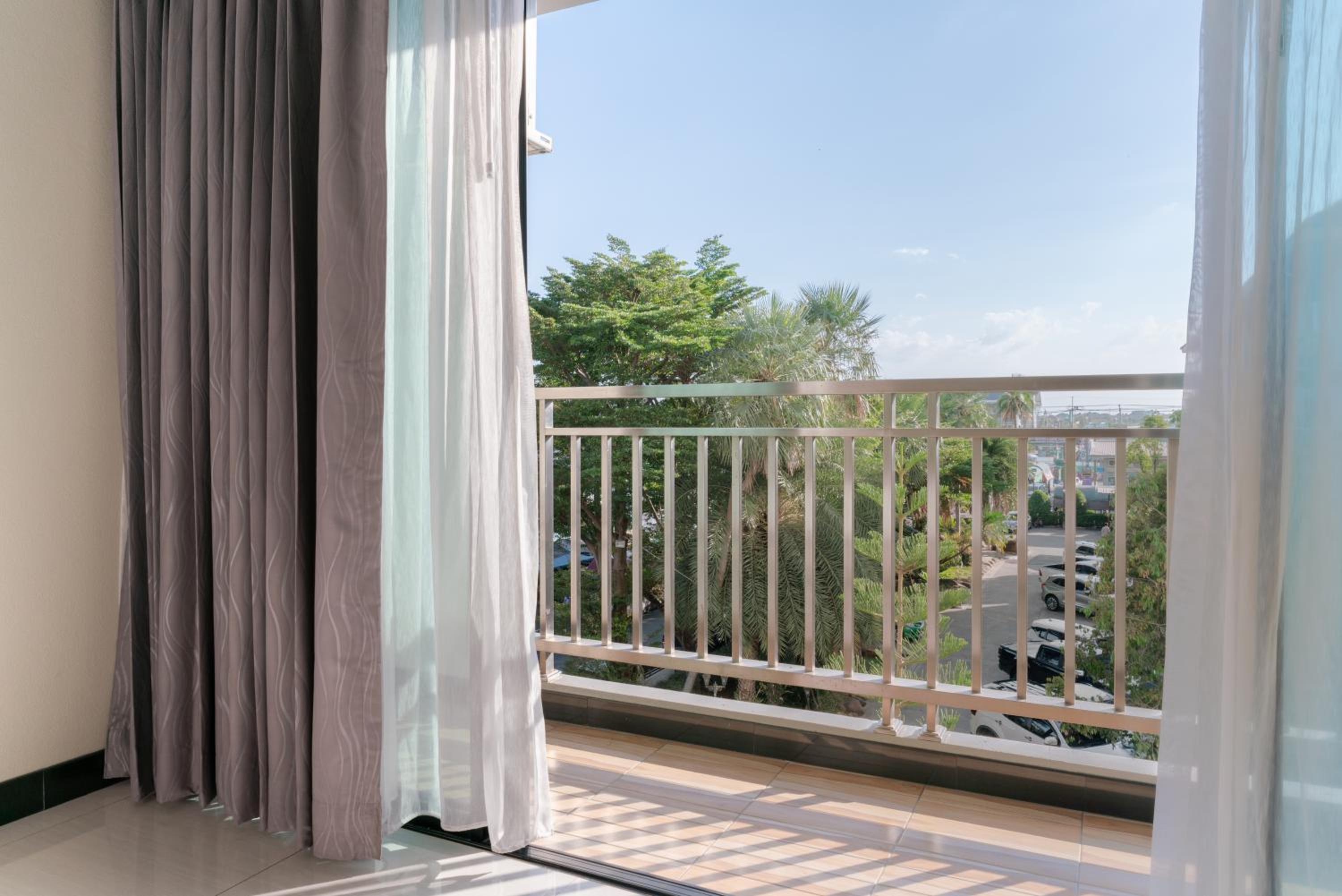 Deluxe Double Room with Balcony - Free Airport Shuttle