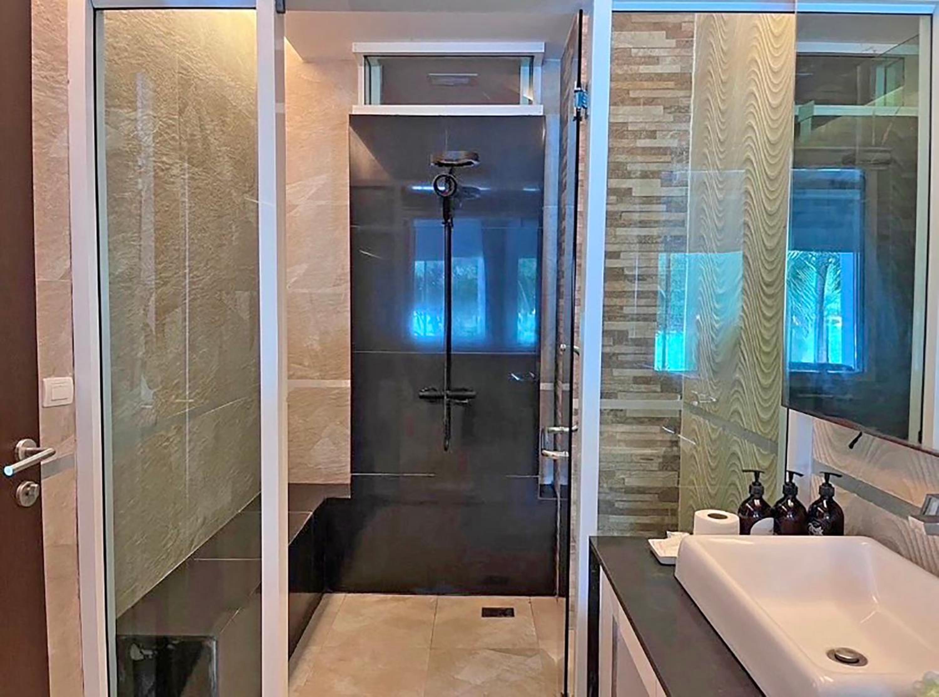 Luxury Double Room Beach Front with Pool