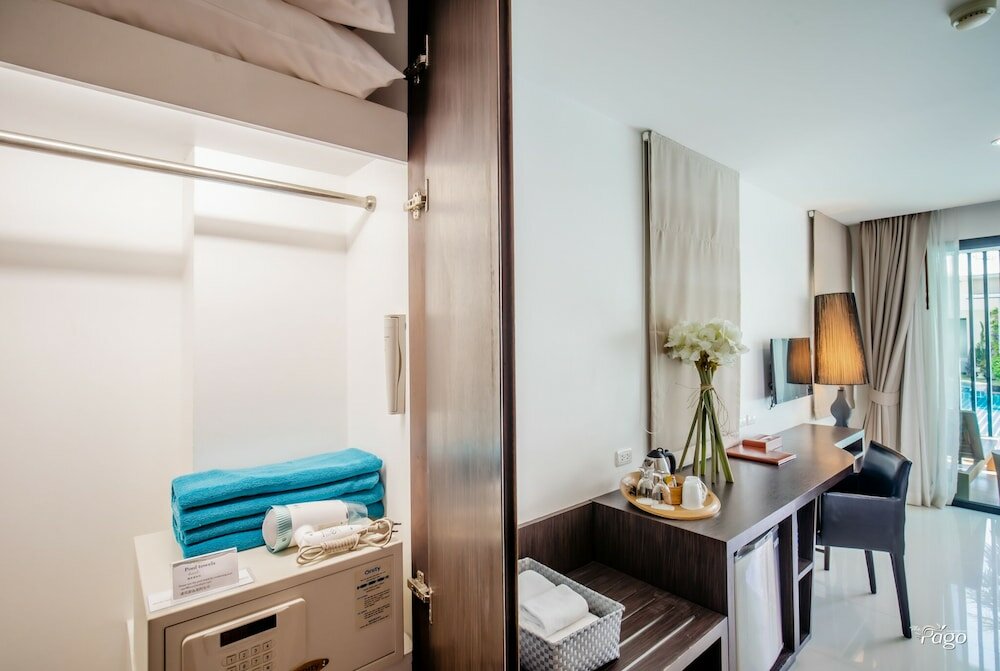 Deluxe Room, Pool Access