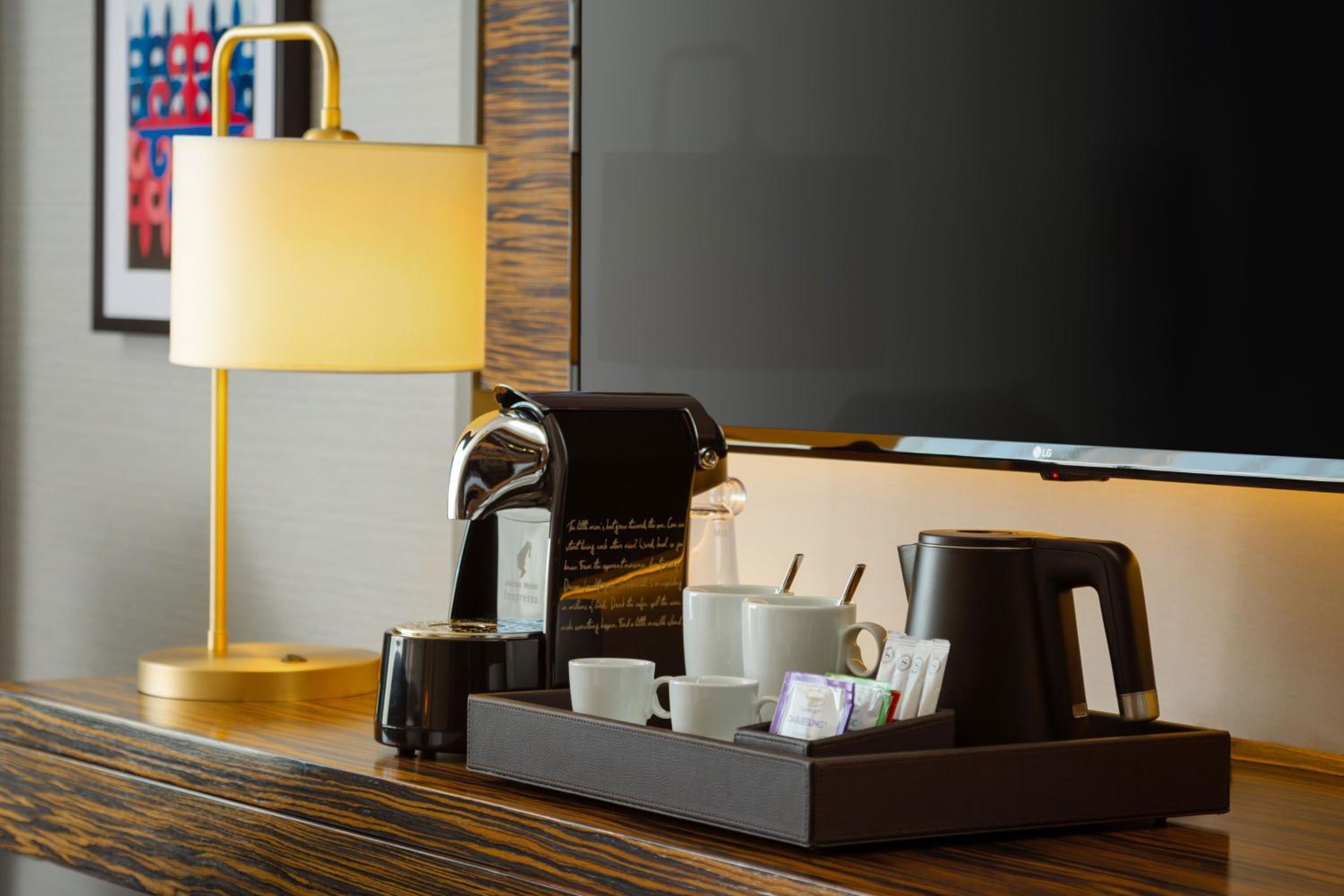 Club Suite with lounge access,1 King, Courtyard view