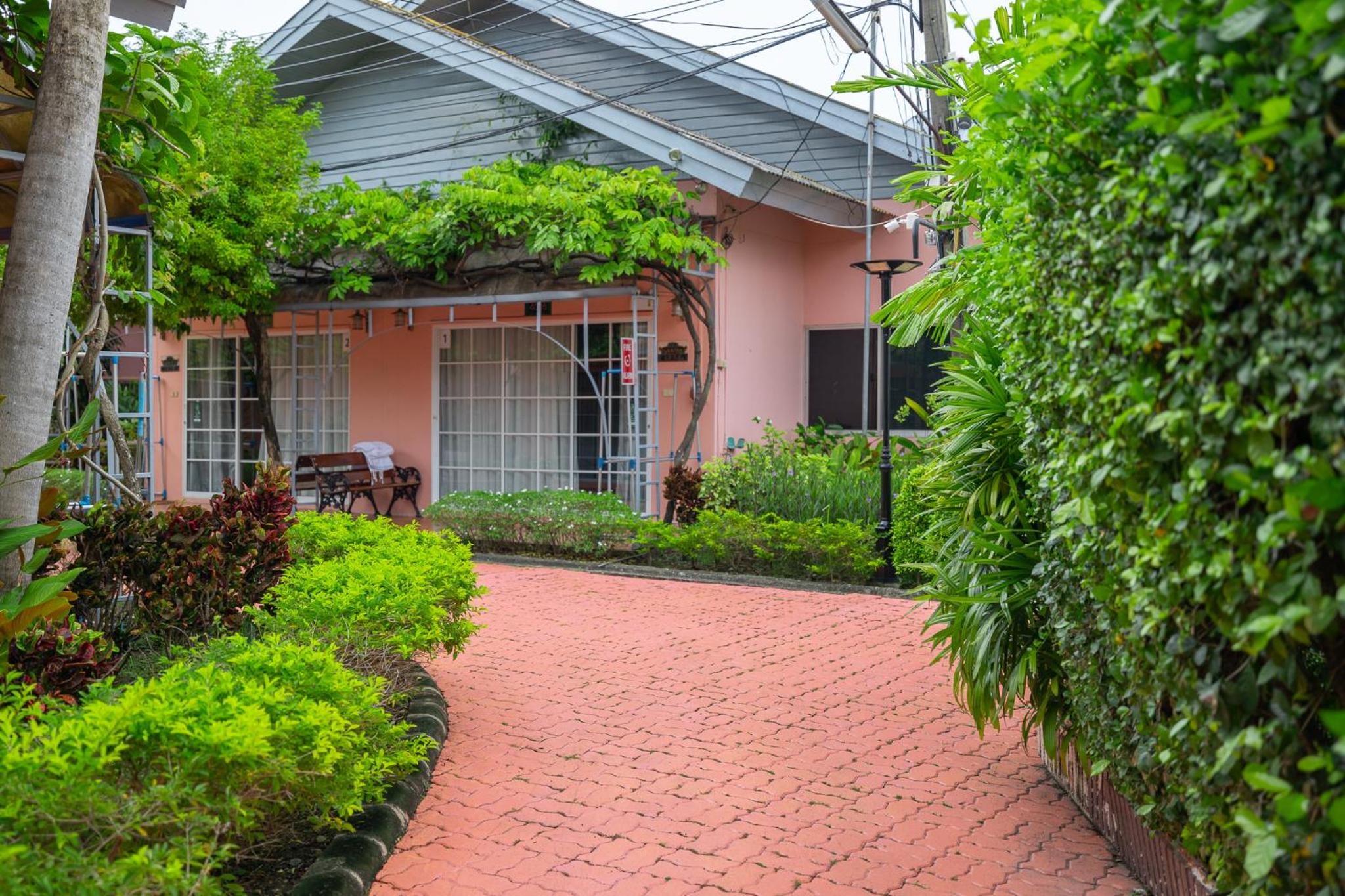 Deluxe Bungalow with Garden View