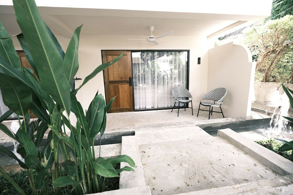 Superior Garden (1 way airport transfer)