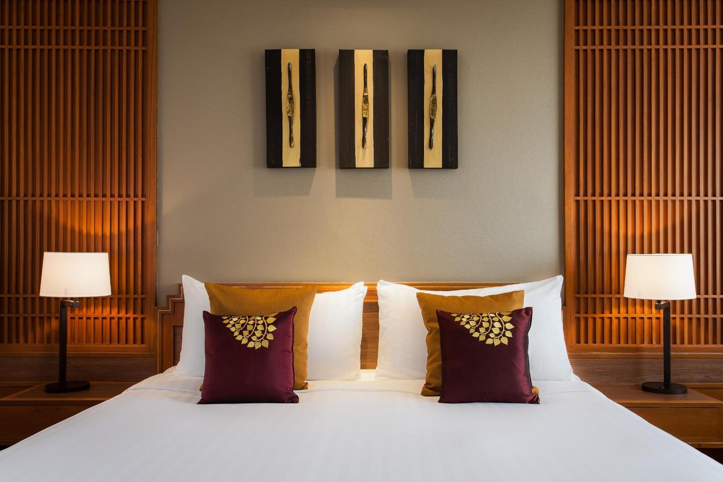 Deluxe King Room with City View