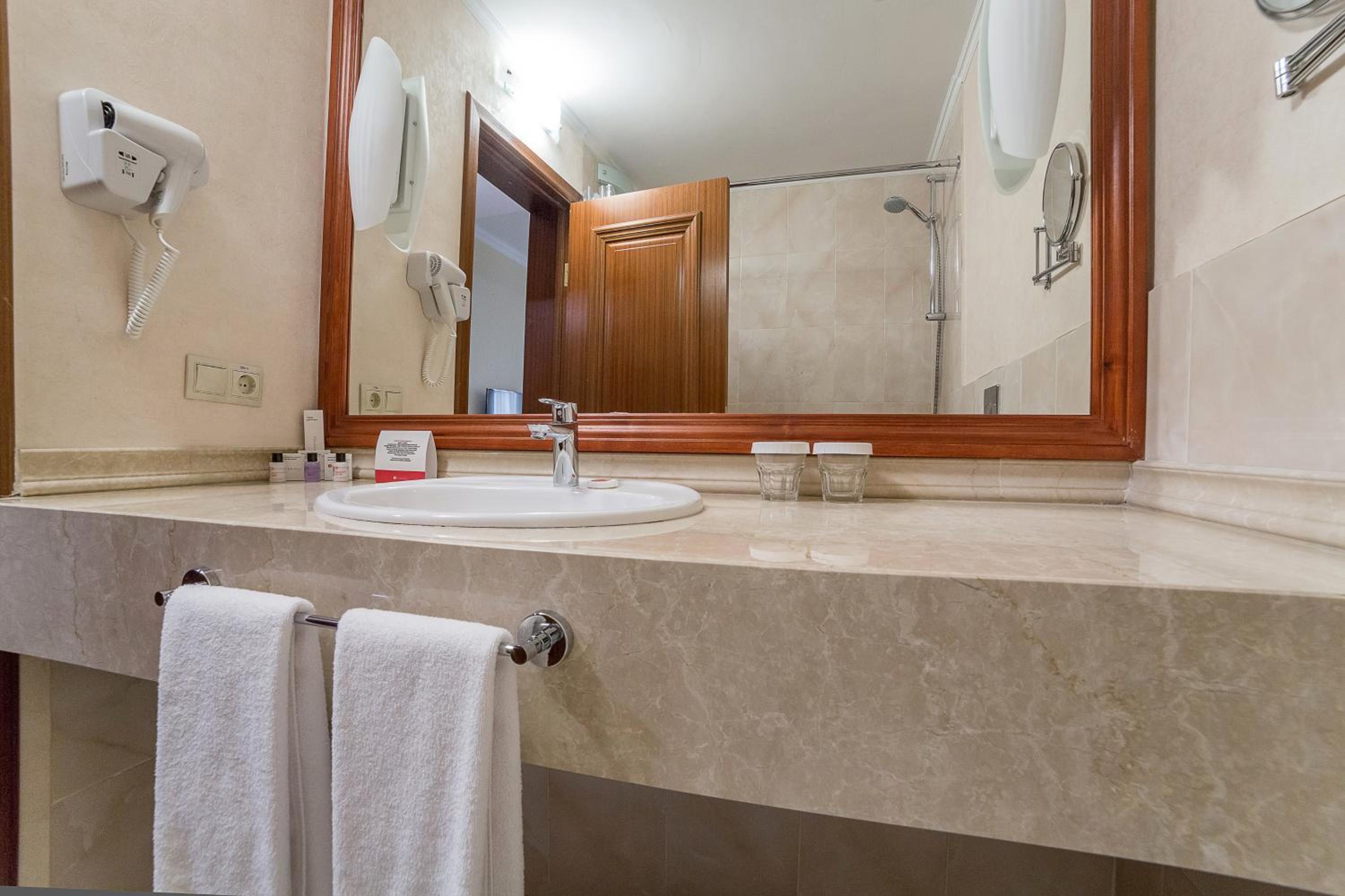 Executive King Suite with City View - Non-Smoking