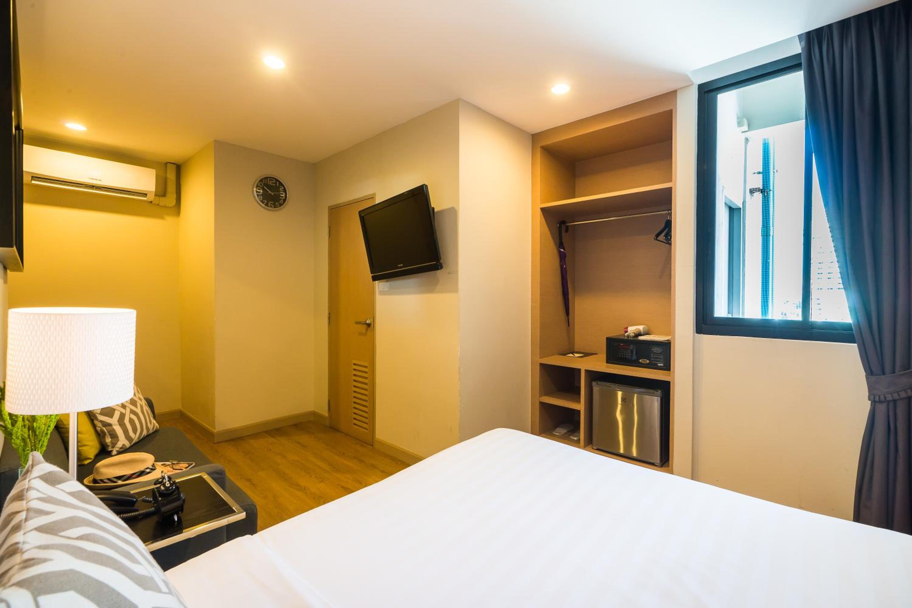 Economy Room with One Queen Bed - Non-Smoking