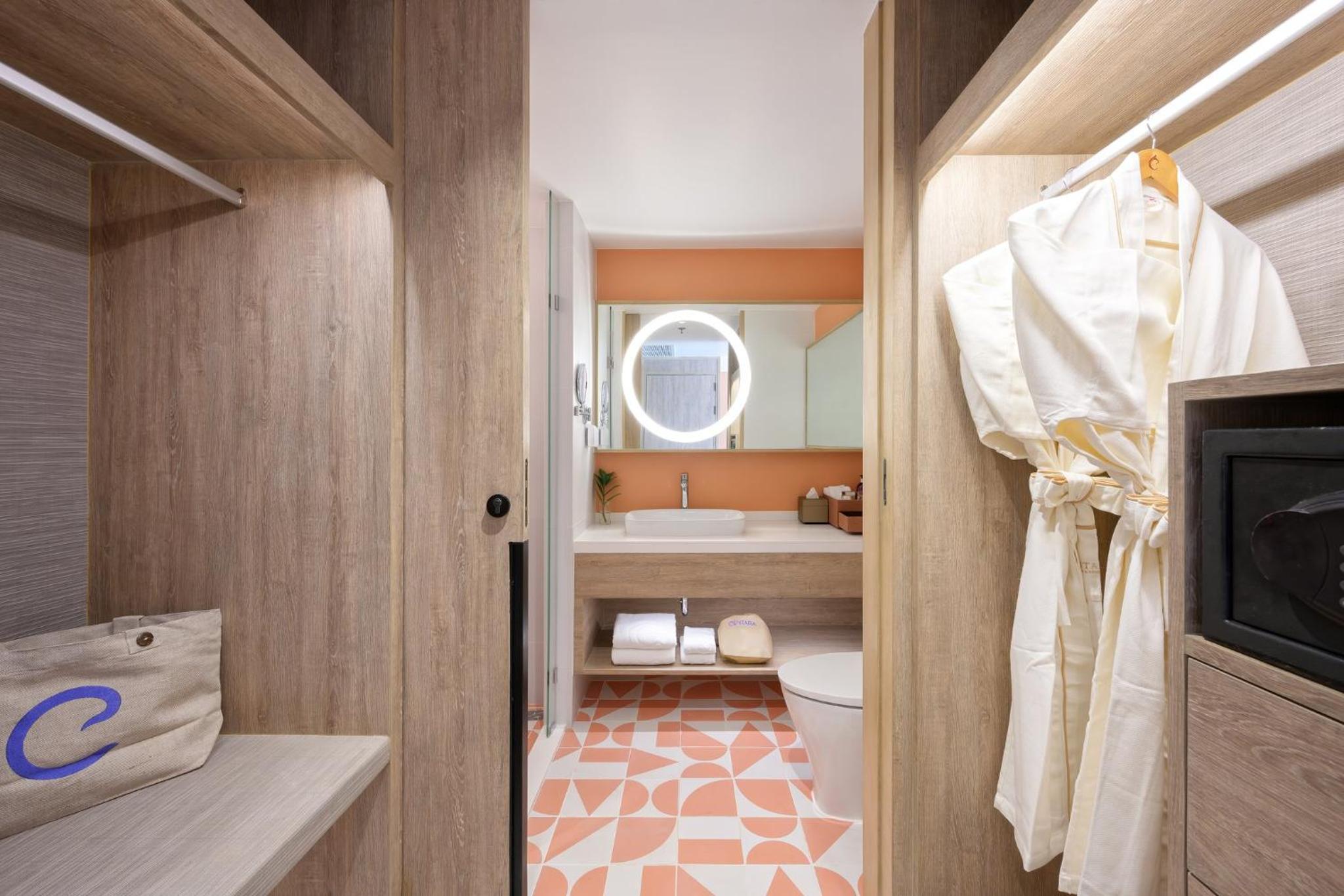 Deluxe Pool View Double/Double