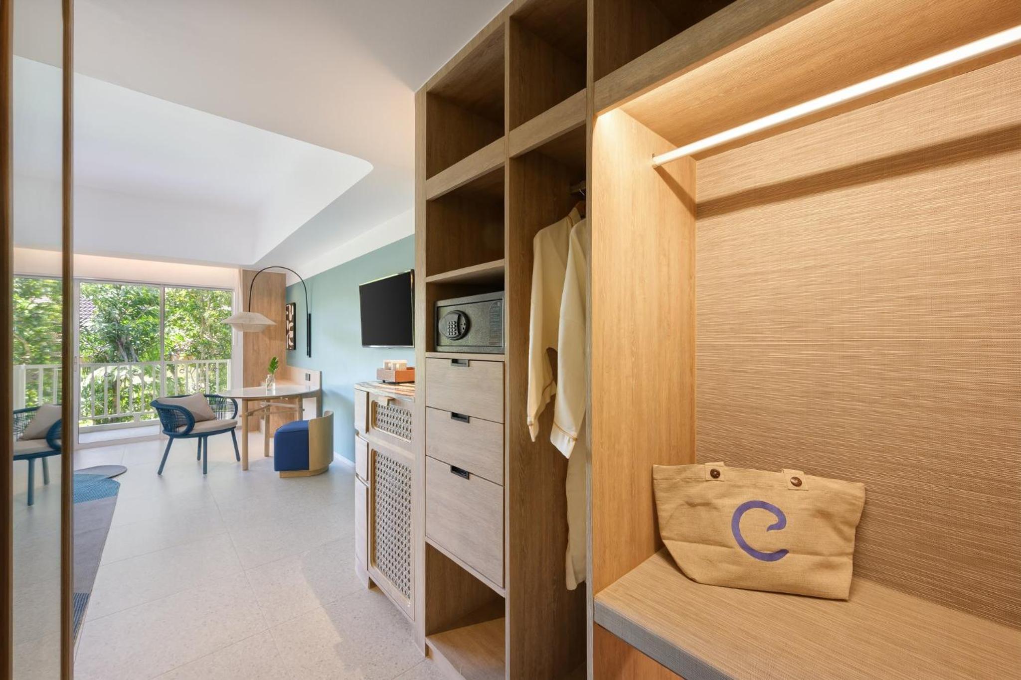 Premium Deluxe Pool View Double/Double