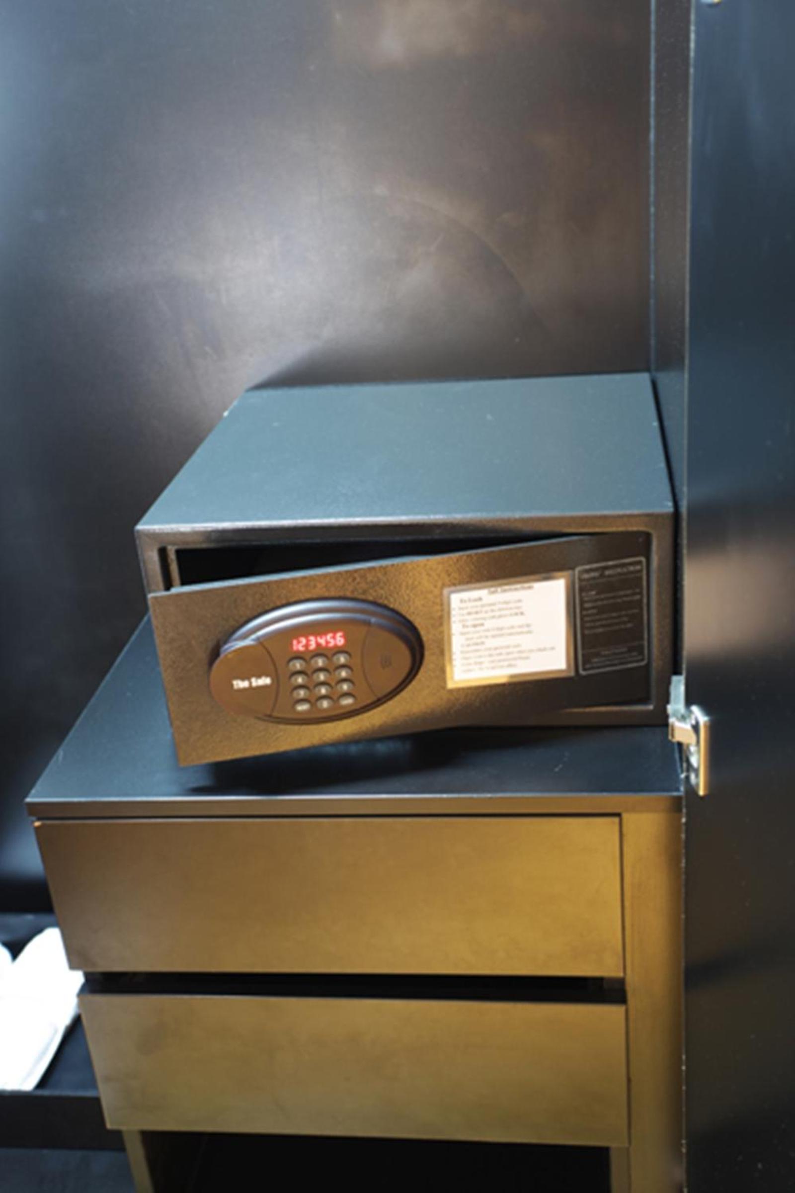 Deluxe Corner King Room