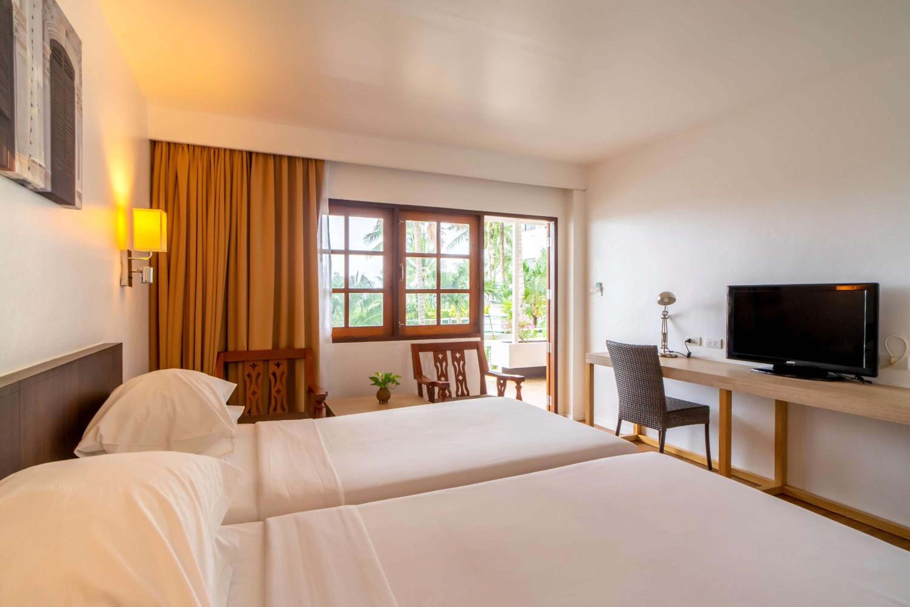 Superior Twin Room with Partial Ocean View