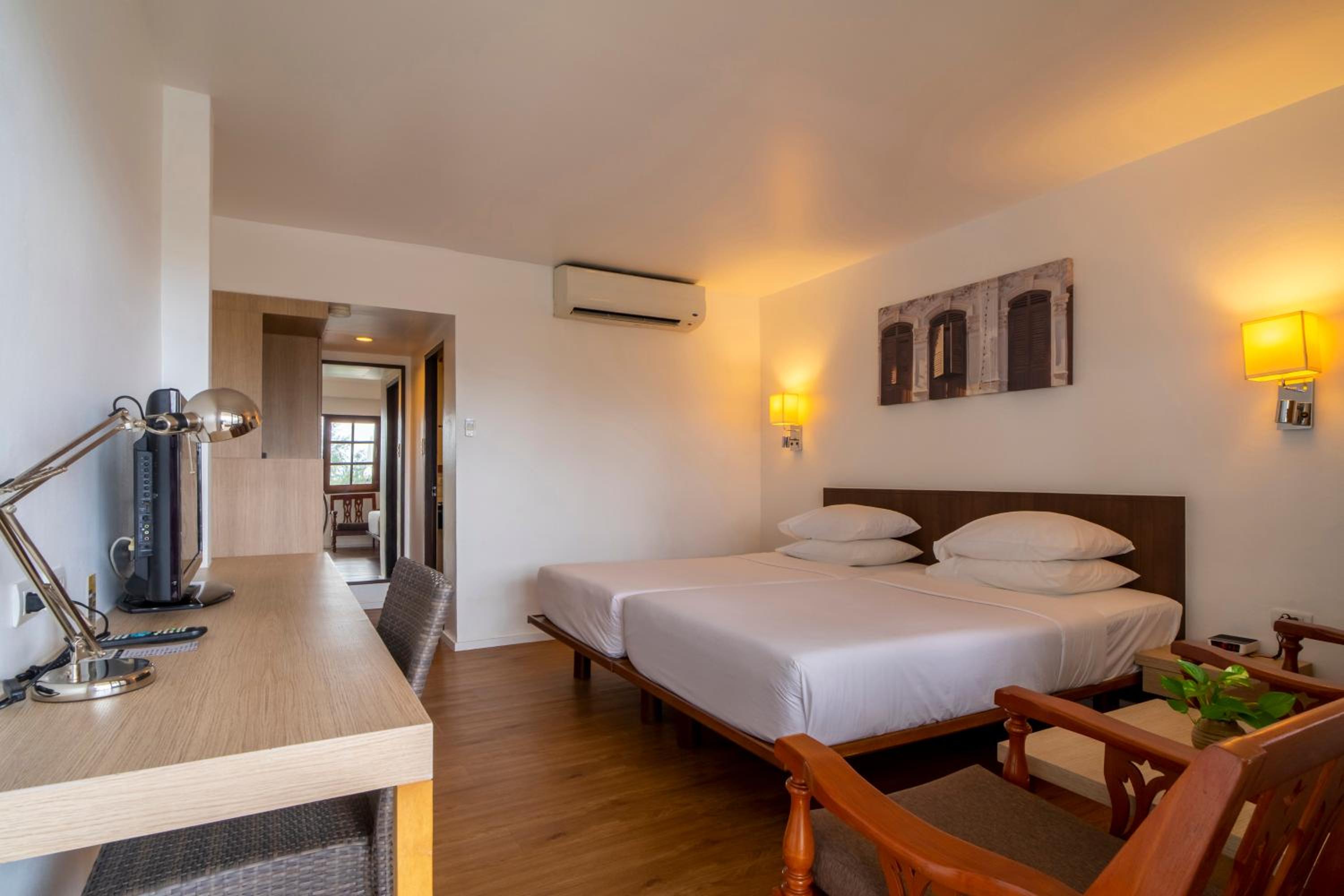 Superior Twin Room with Partial Ocean View