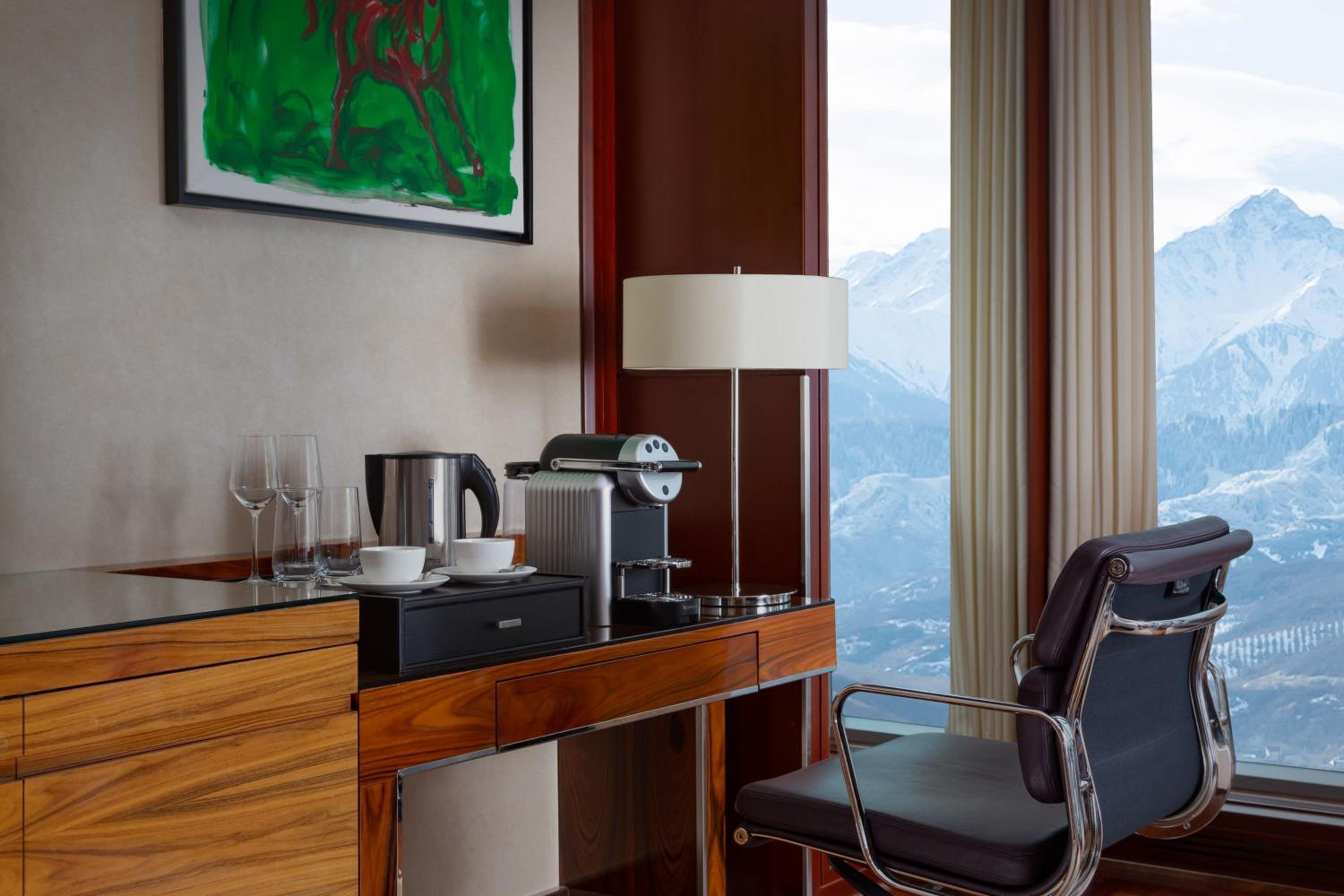 Club Level, Guest room, One King, Mountain View