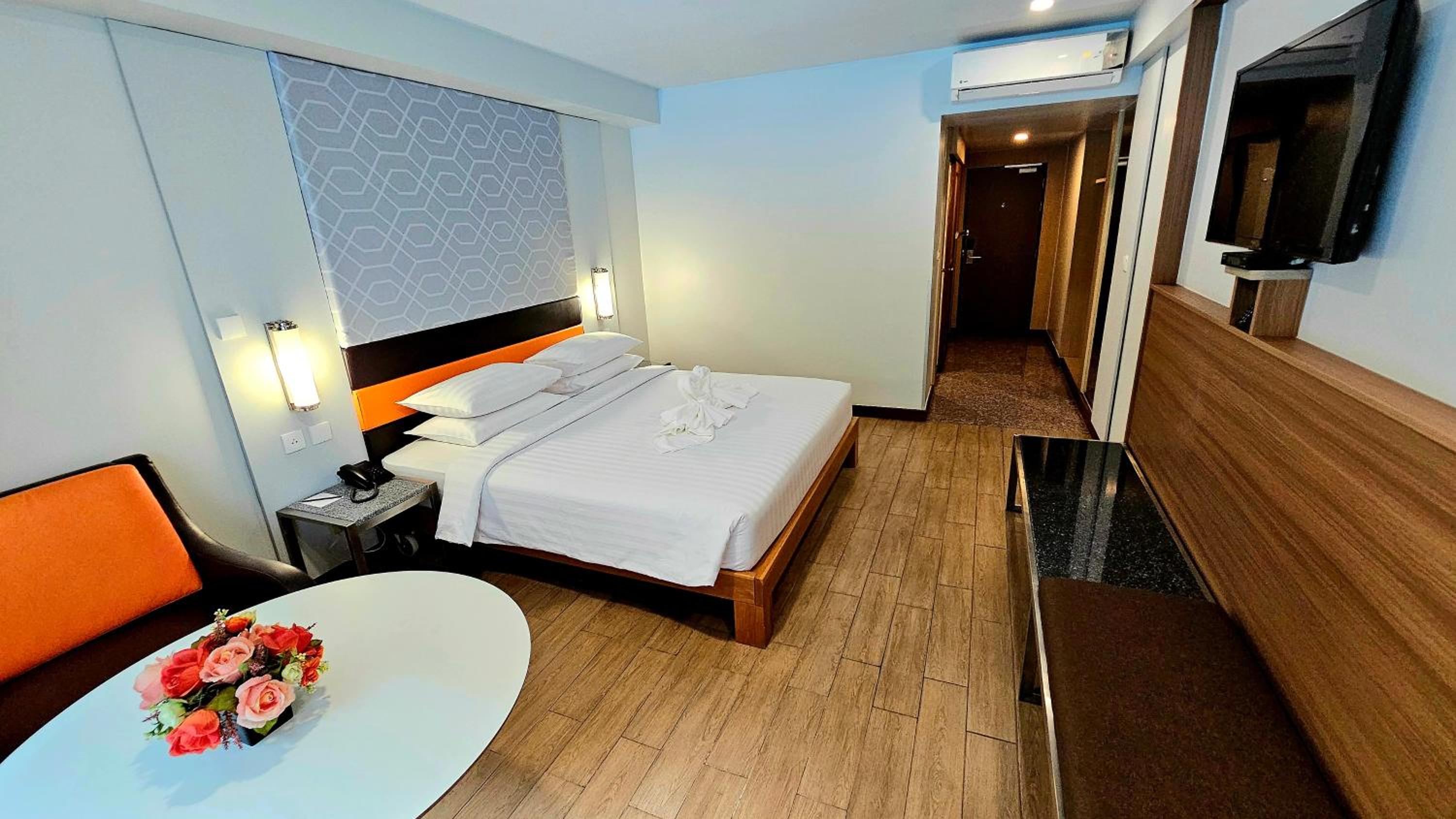 Deluxe King Room with Pool View