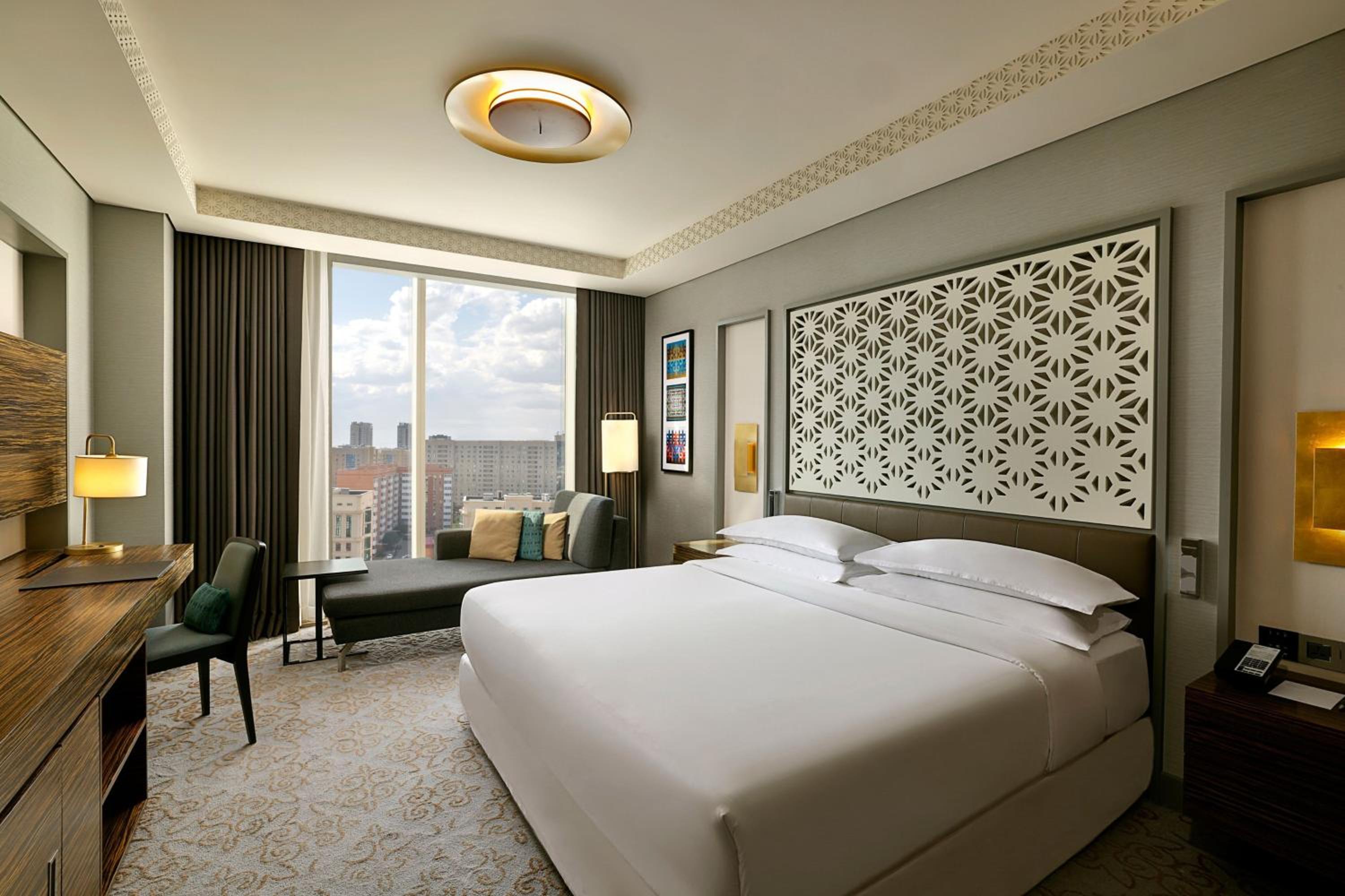 Club room with lounge access,1 King