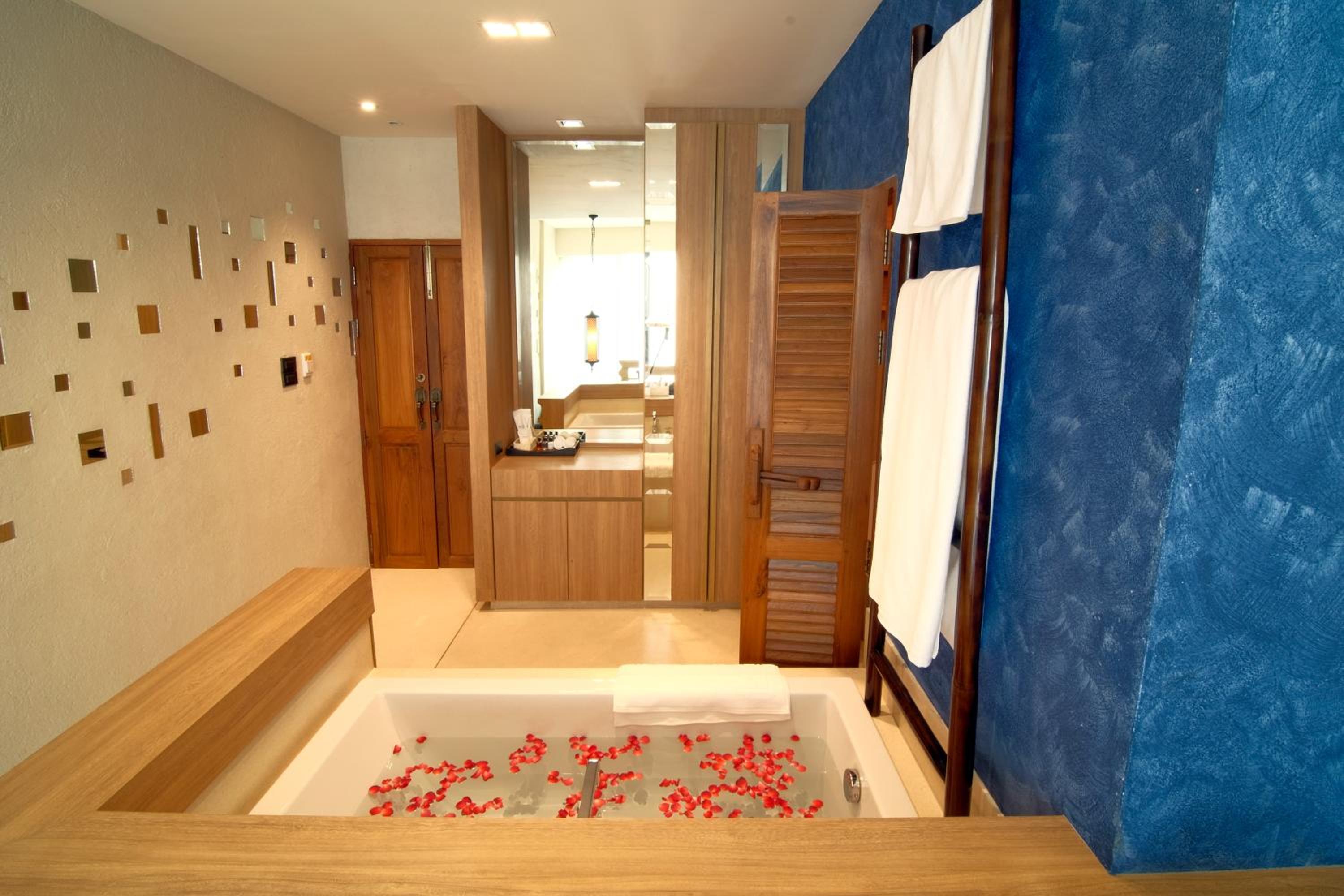 Deluxe King Room with Bath Tub
