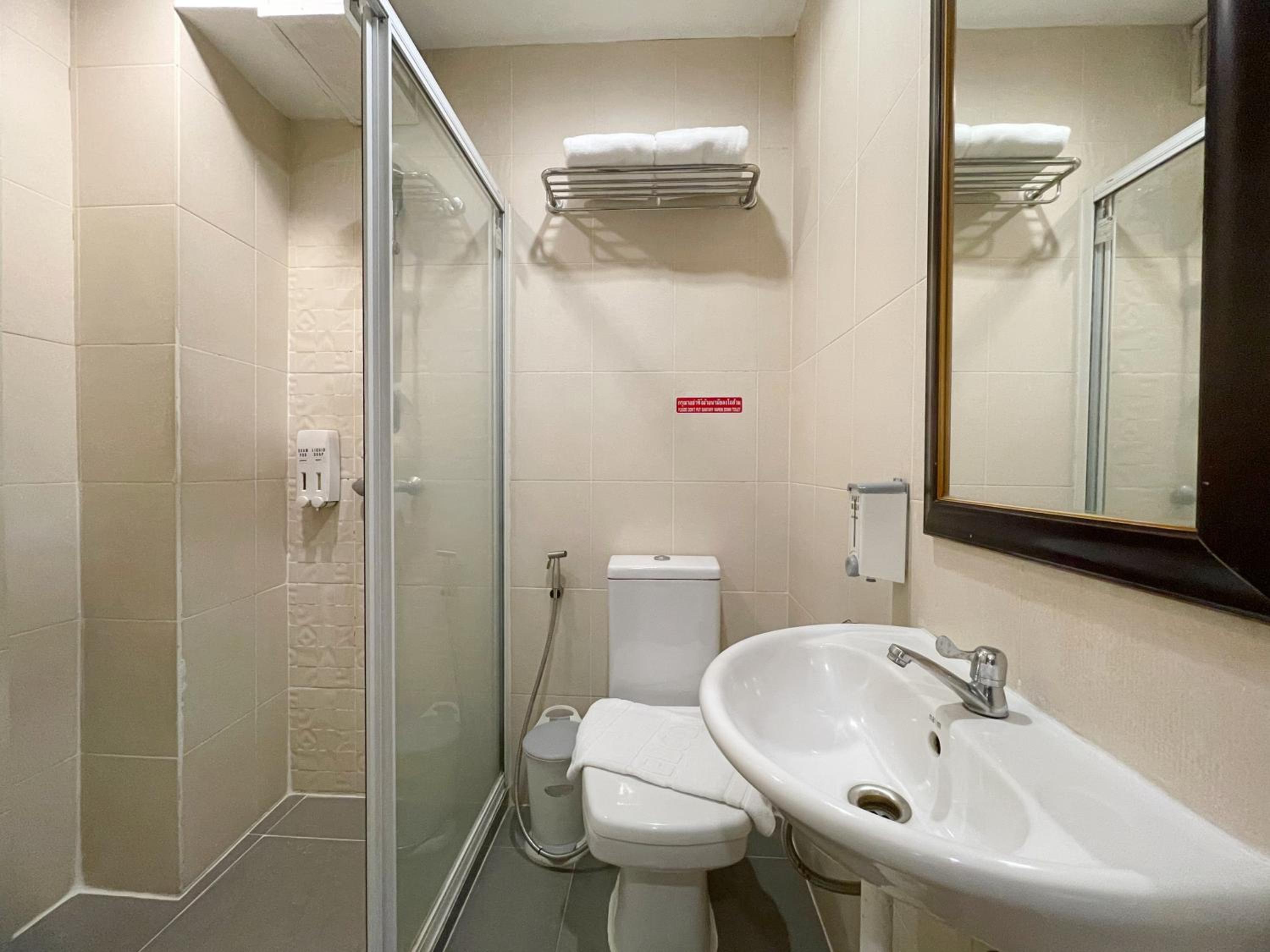 Deluxe Queen with Window