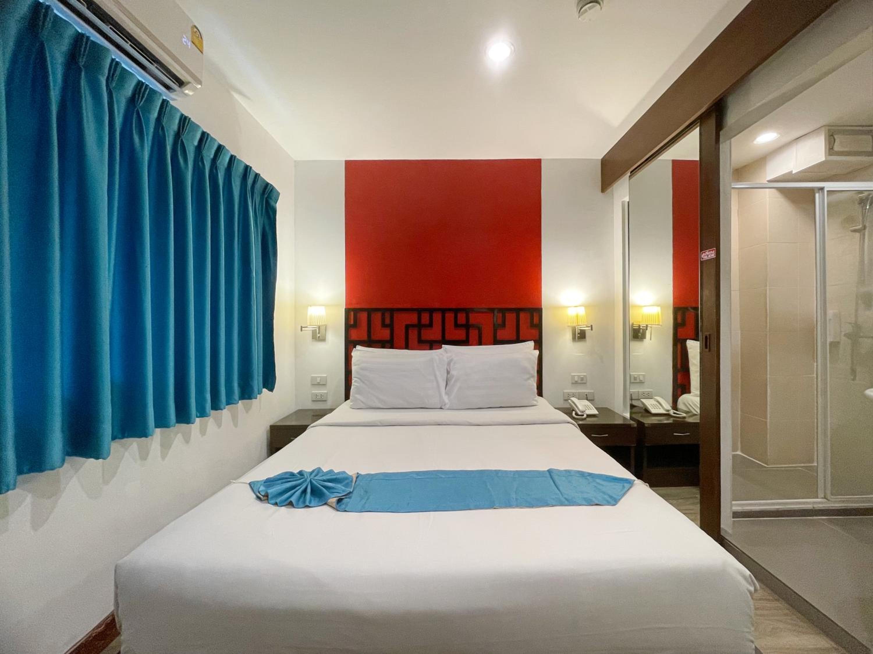 Deluxe Queen with Window