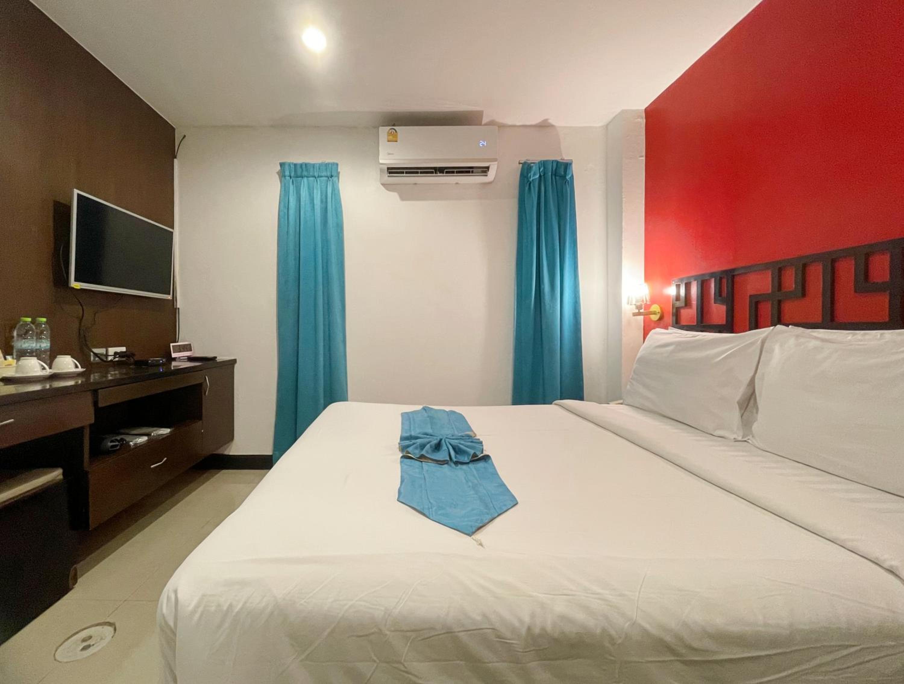 Deluxe Queen (no window)