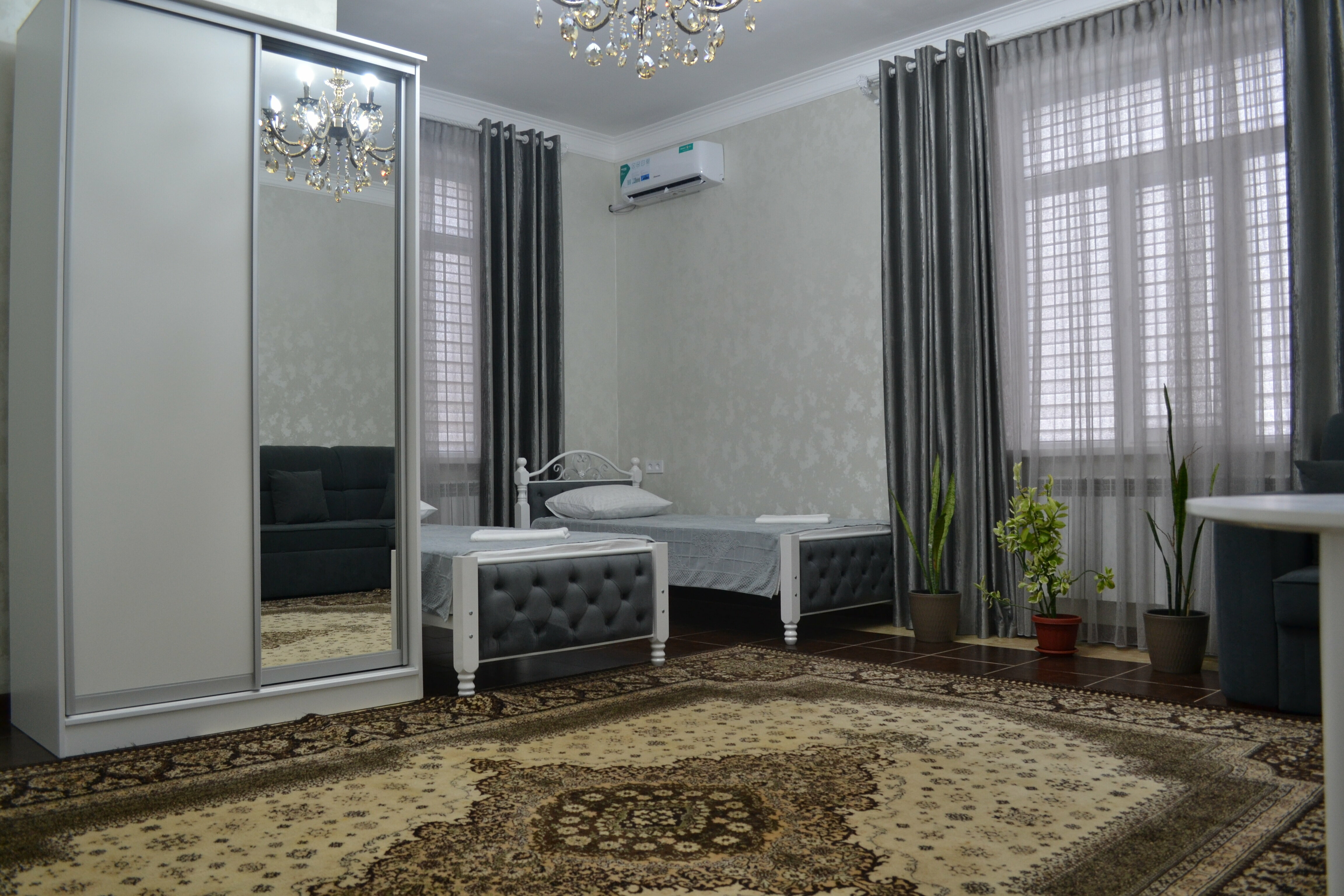 Стандартный номер с 2 односпальными кроватями и диваном