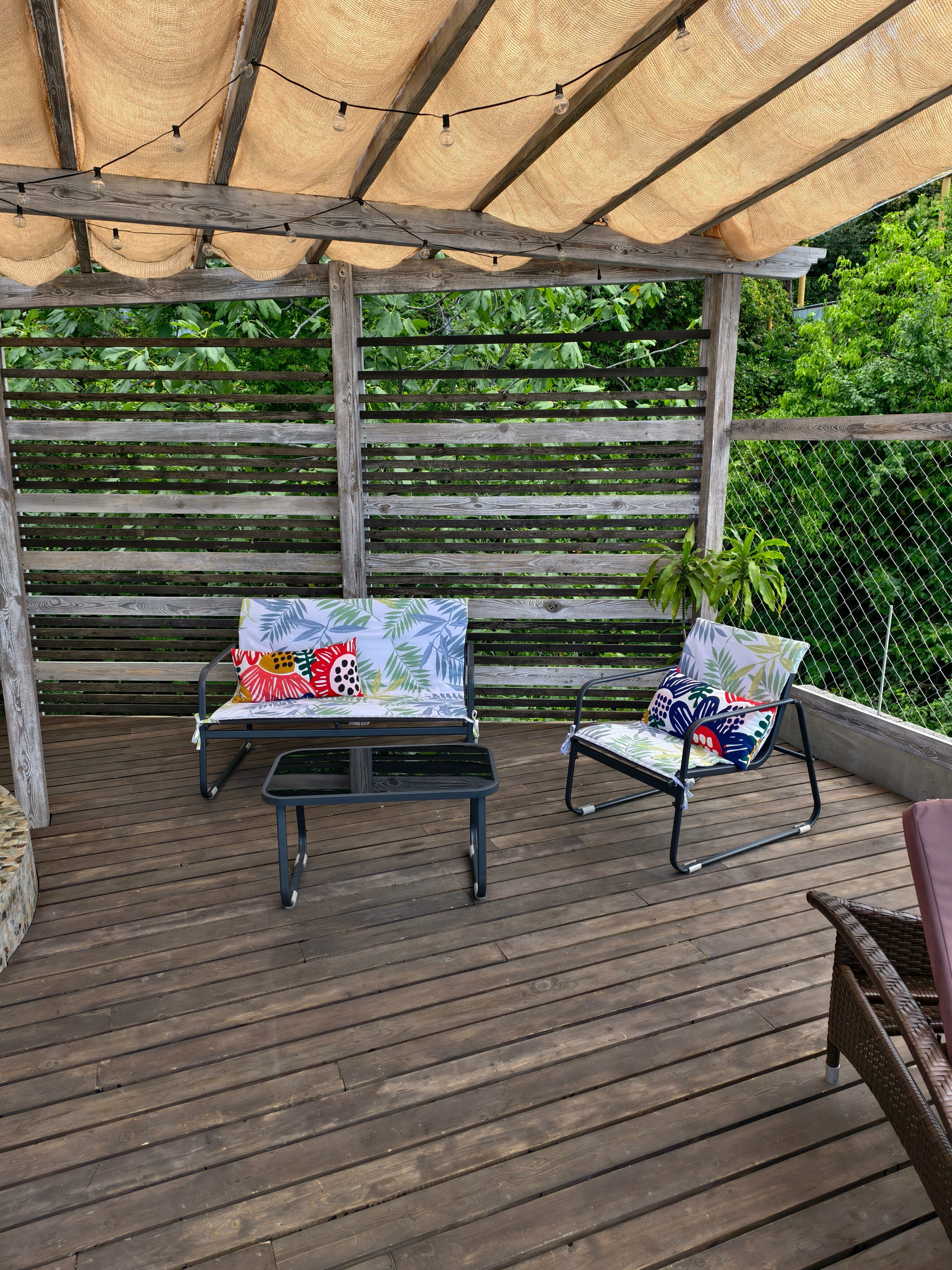 Трехместная комната с большой террасой с видом на море и собственной ванной комнатой