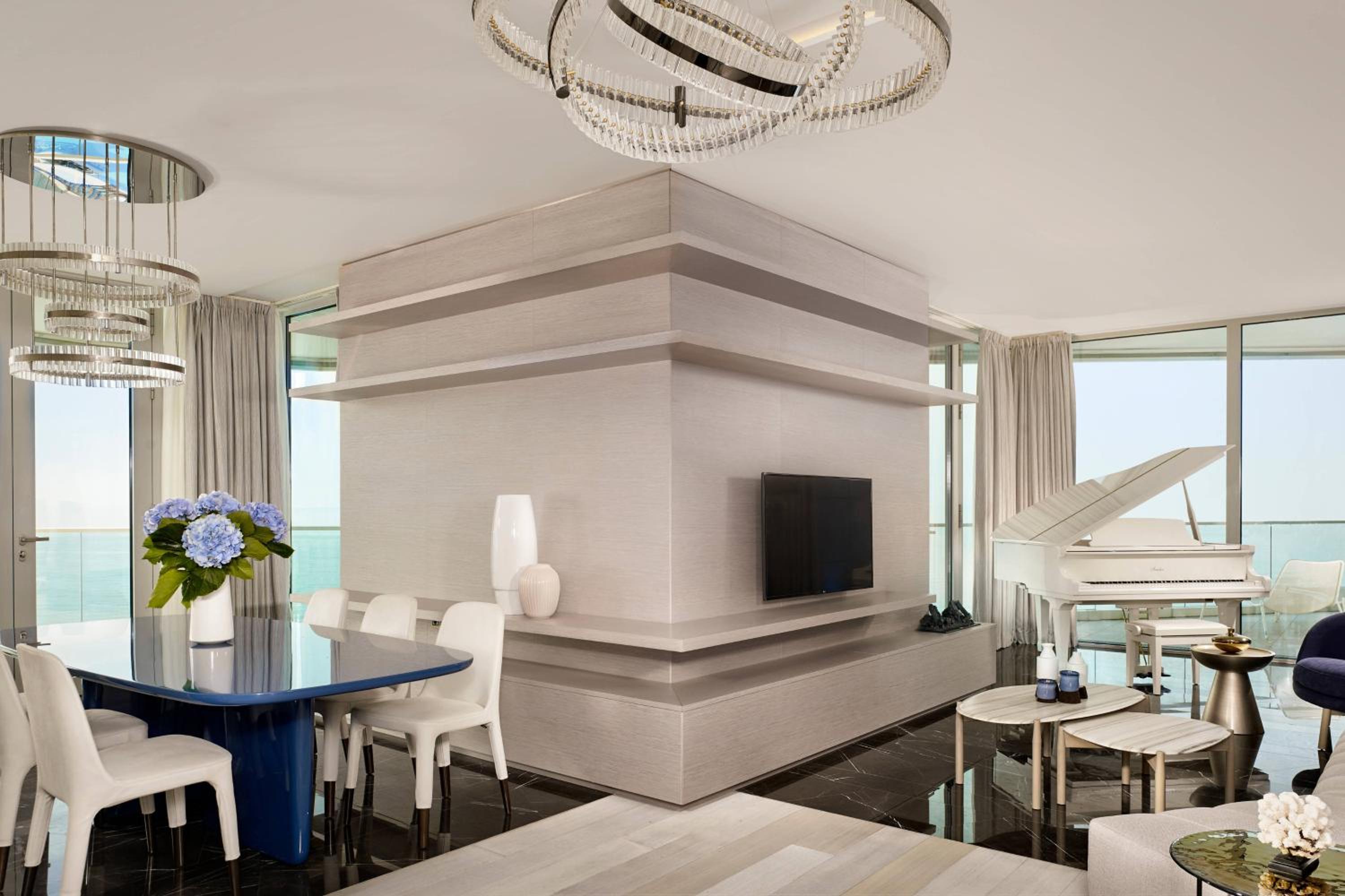 Piano One-Bedroom King Suite with Sea View and Balcony